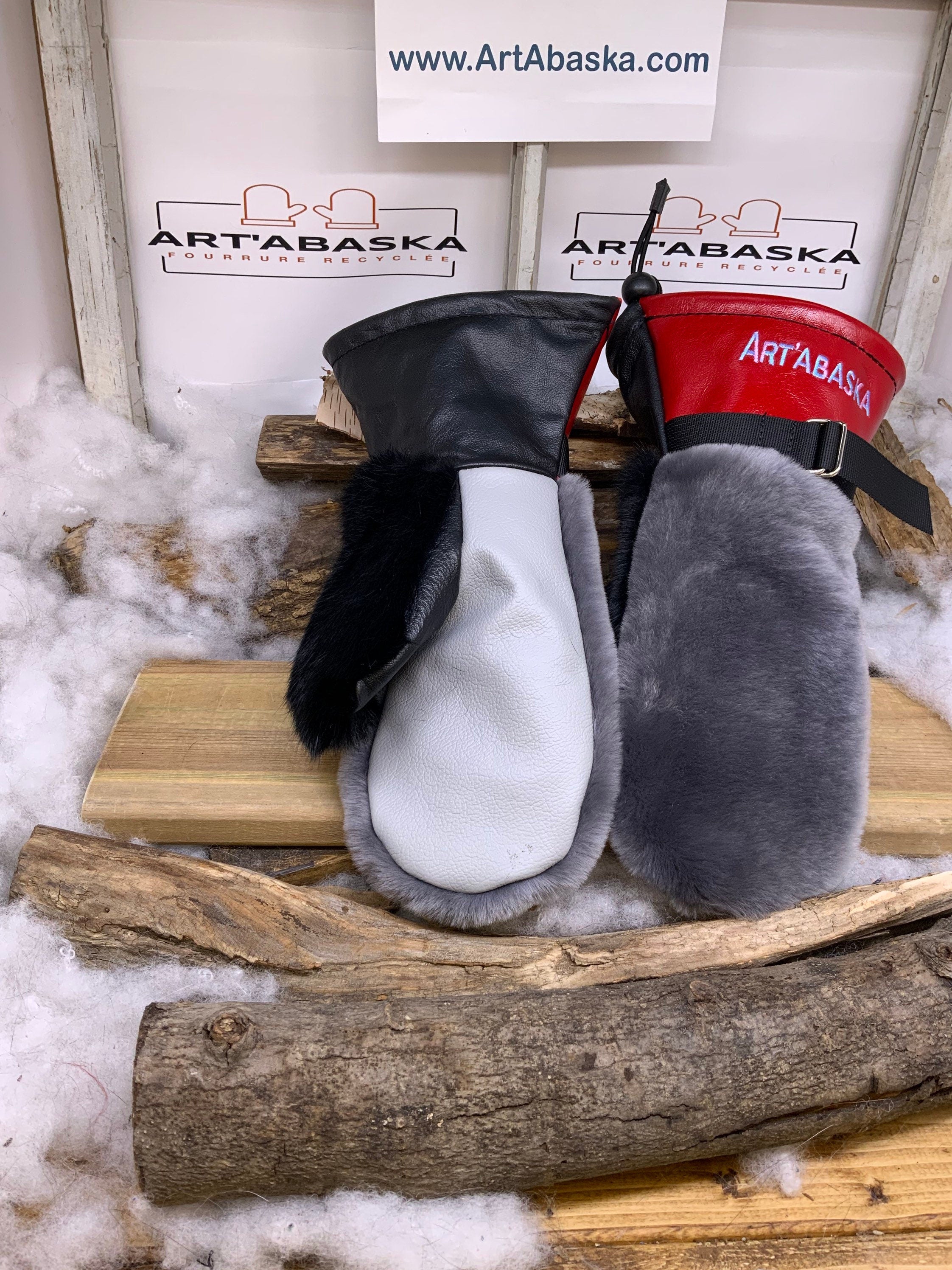 Mitaines Les Huguette – Médium, mouton gris bleu recyclé, lapin noir, cuir rouge lustré, broderie ArtAbaska, fait à la main Québec