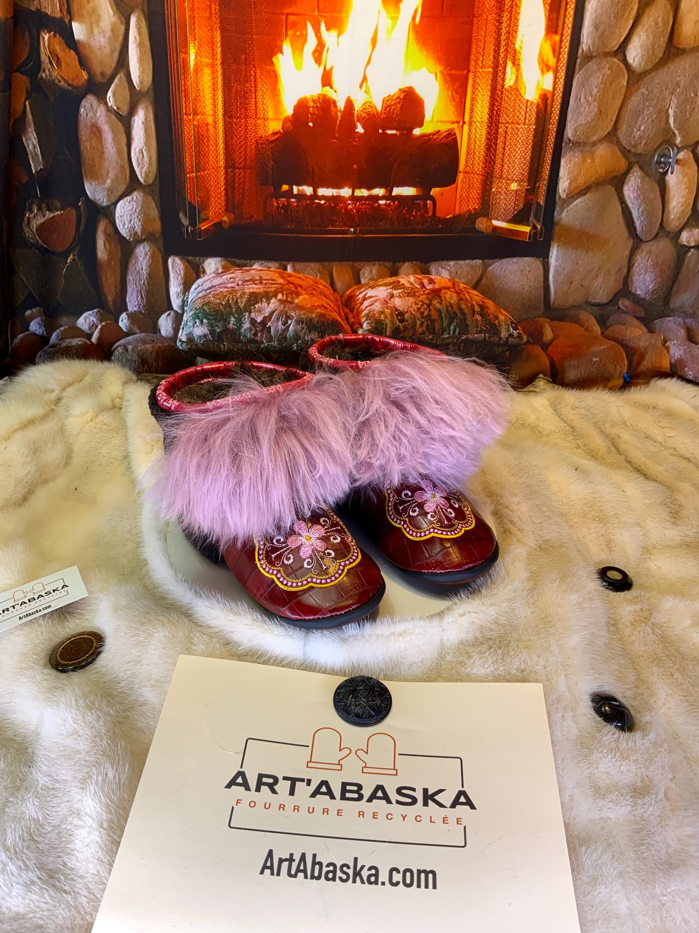 Mocassins d’intérieur Angèle – 7 femme – cuir croco bourgogne brodé mandala orange, fourrure recyclée en mouton & semelle brun chocolat, faits à la main au Québec ✨🧡🤎