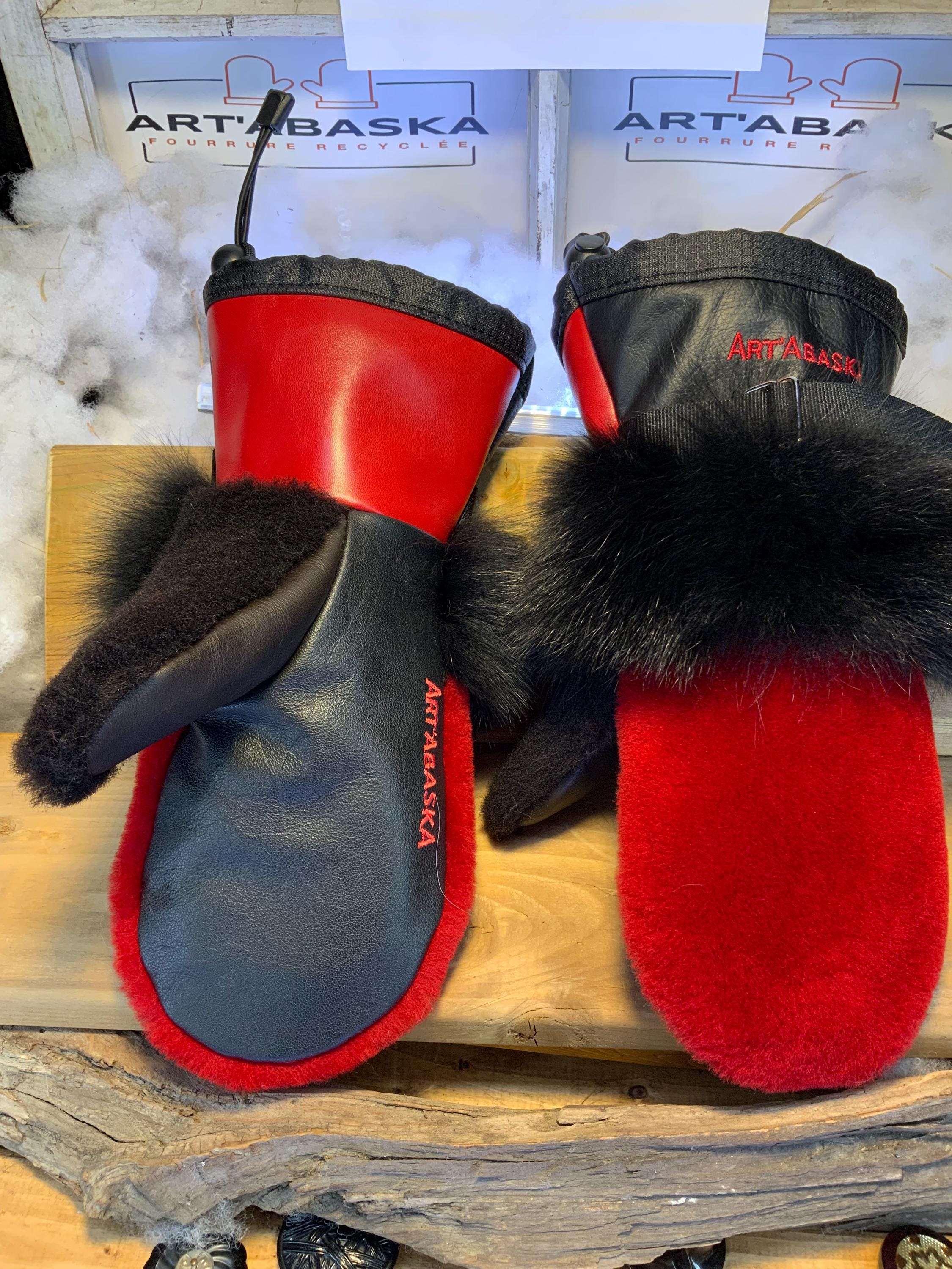 Mitaines Béatrice Medium mouton rasé rouge pompier renard noir recyclé cuir italien noir et rouge fait a la main Quebec unique