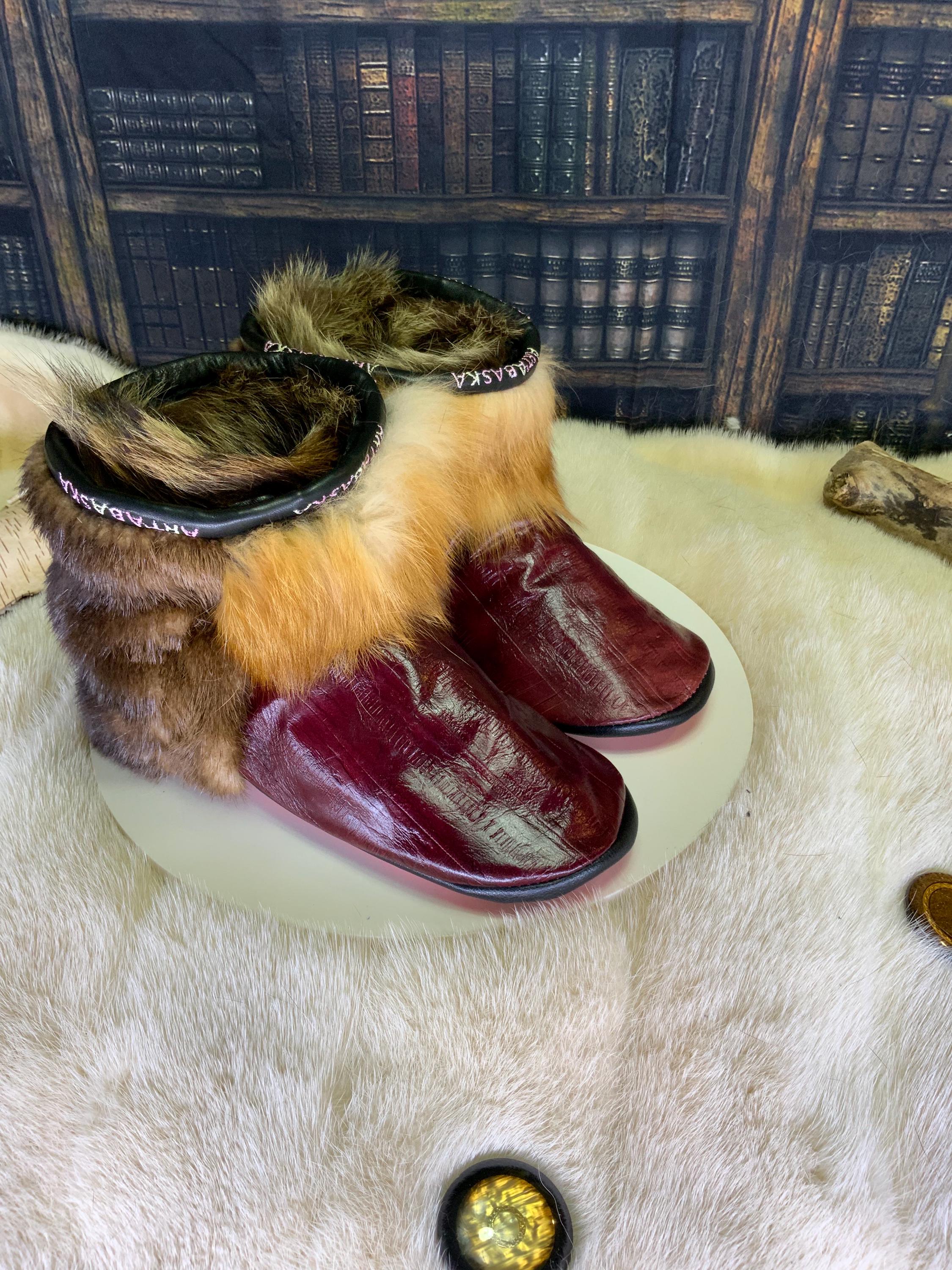 Mocassins d’intérieur Berthe pour femme 8 en cuir italien bourgogne style anguille et fourrures recyclées – faits à la main au Québec, chauds, respirants, confort de luxe, pièce unique Art’Abaska 💕