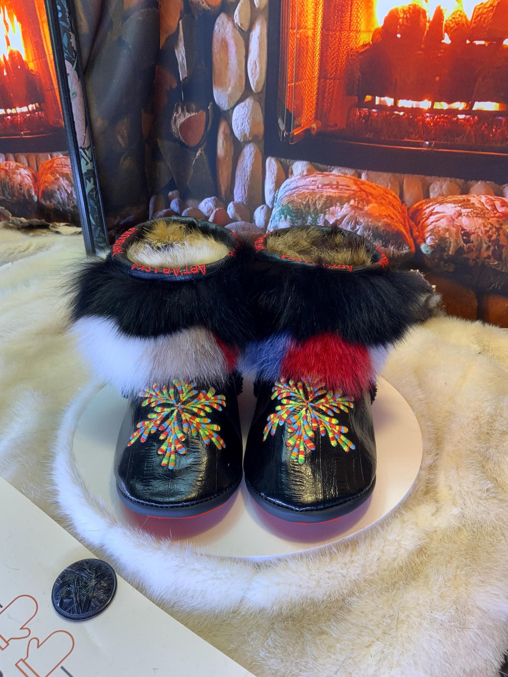 Mocassins d’intérieur Simone – 6 femme – cuir d’anguille brodé mandala coloré & patchwork de renard recyclé, pièce unique du Québec 🎨✨