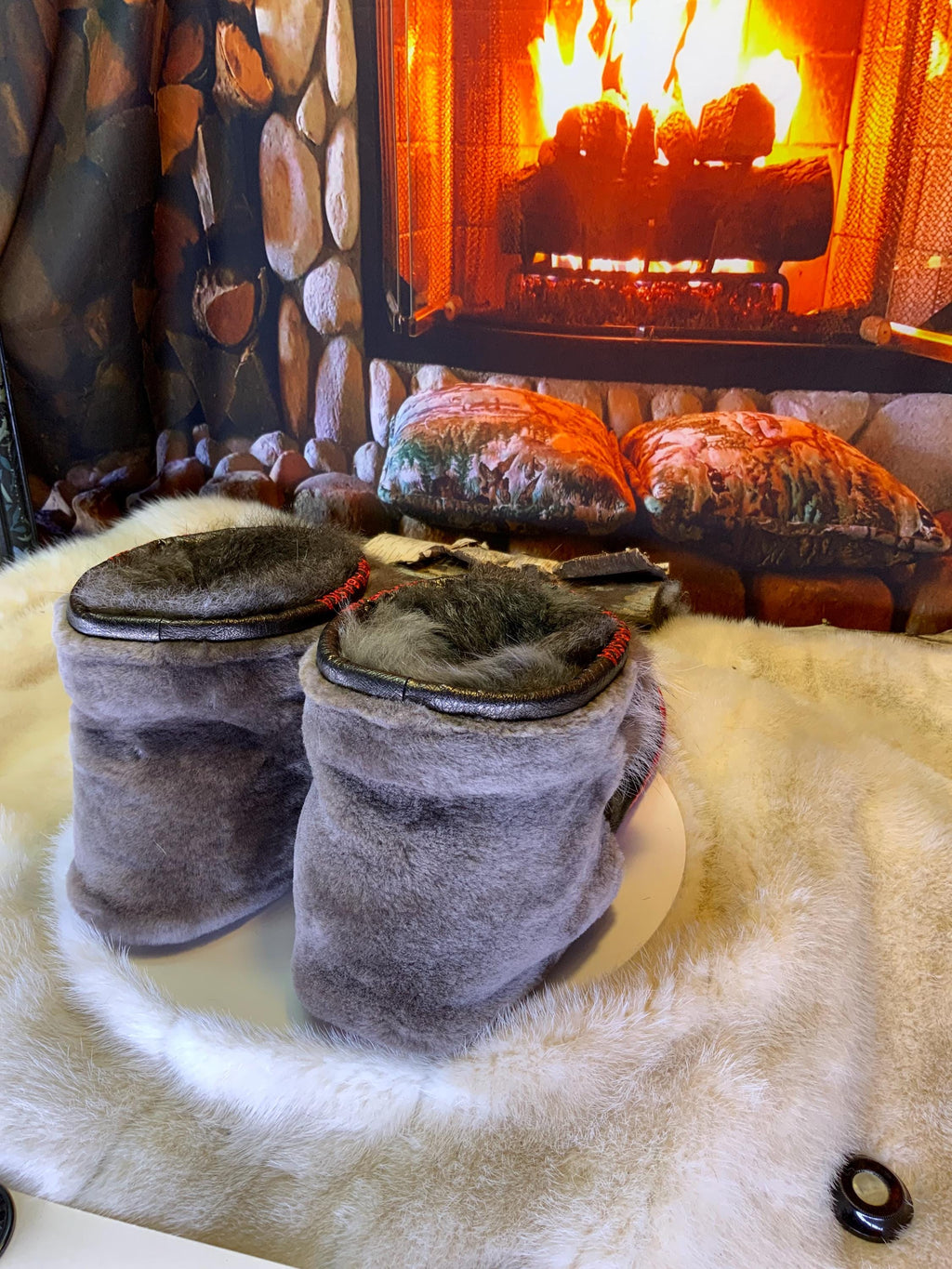 Mocassin d’intérieur Les Monique  pointure 11 homme édition Fleur de lys – cuir & fourrure recyclée – fait à la main au Québec, pièce unique