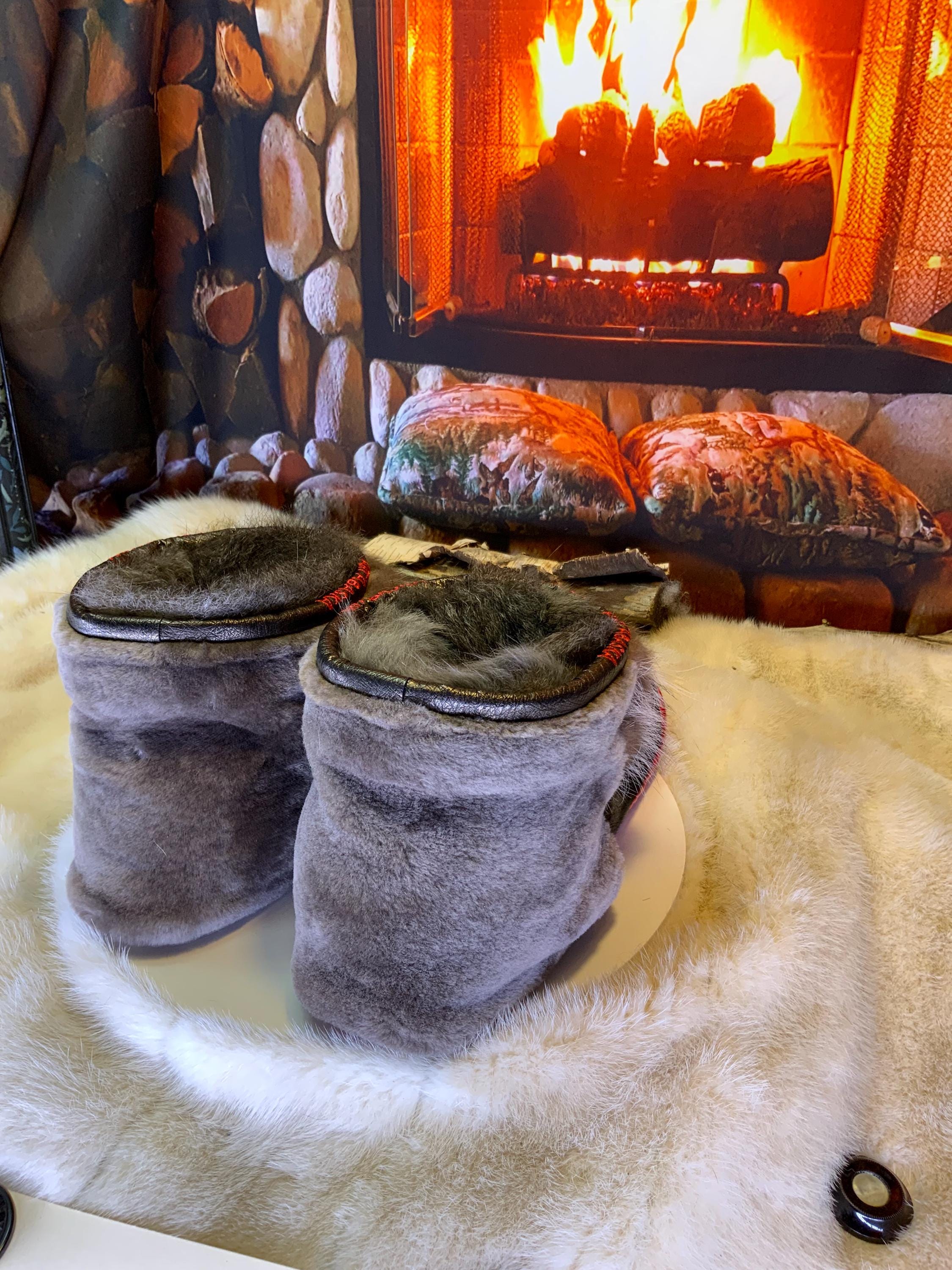 Mocassin d’intérieur Les Monique  pointure 11 homme édition Fleur de lys – cuir & fourrure recyclée – fait à la main au Québec, pièce unique