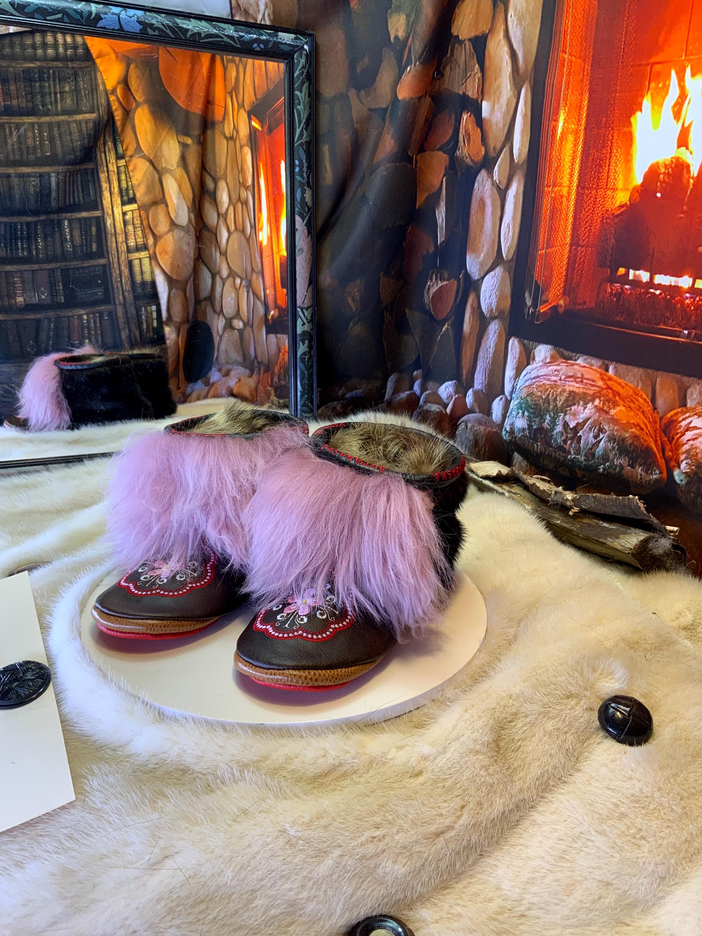 Mocassins d’intérieur Giselle – 6 femme – cuir brun chocolat brodé mandala rouge, rose et blanc, semelle rouge vif ArtAbaska, pièce unique ✨🤎🌸❤️