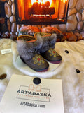 Mocassins d’intérieur Fabienne – 7 femme – cuir italien brun brodé mandala & renard cristal rare, faits à la main au Québec, pièce unique Art’Abaska ✨