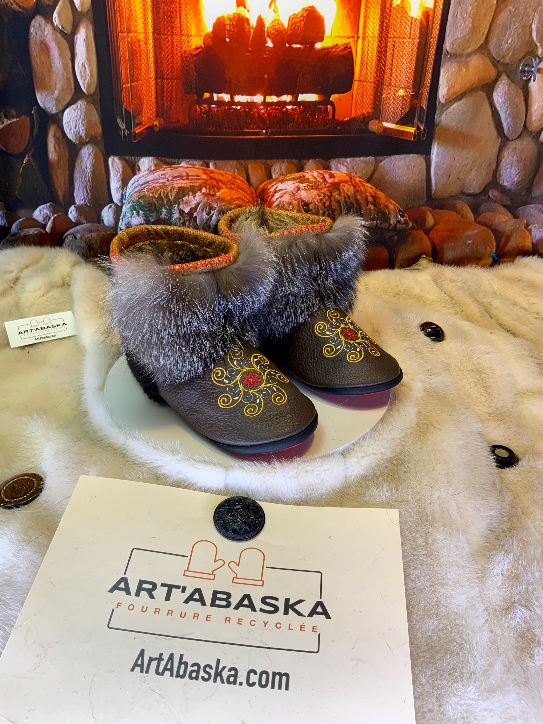 Mocassins d’intérieur Fabienne – 7 femme – cuir italien brun brodé mandala & renard cristal rare, faits à la main au Québec, pièce unique Art’Abaska ✨