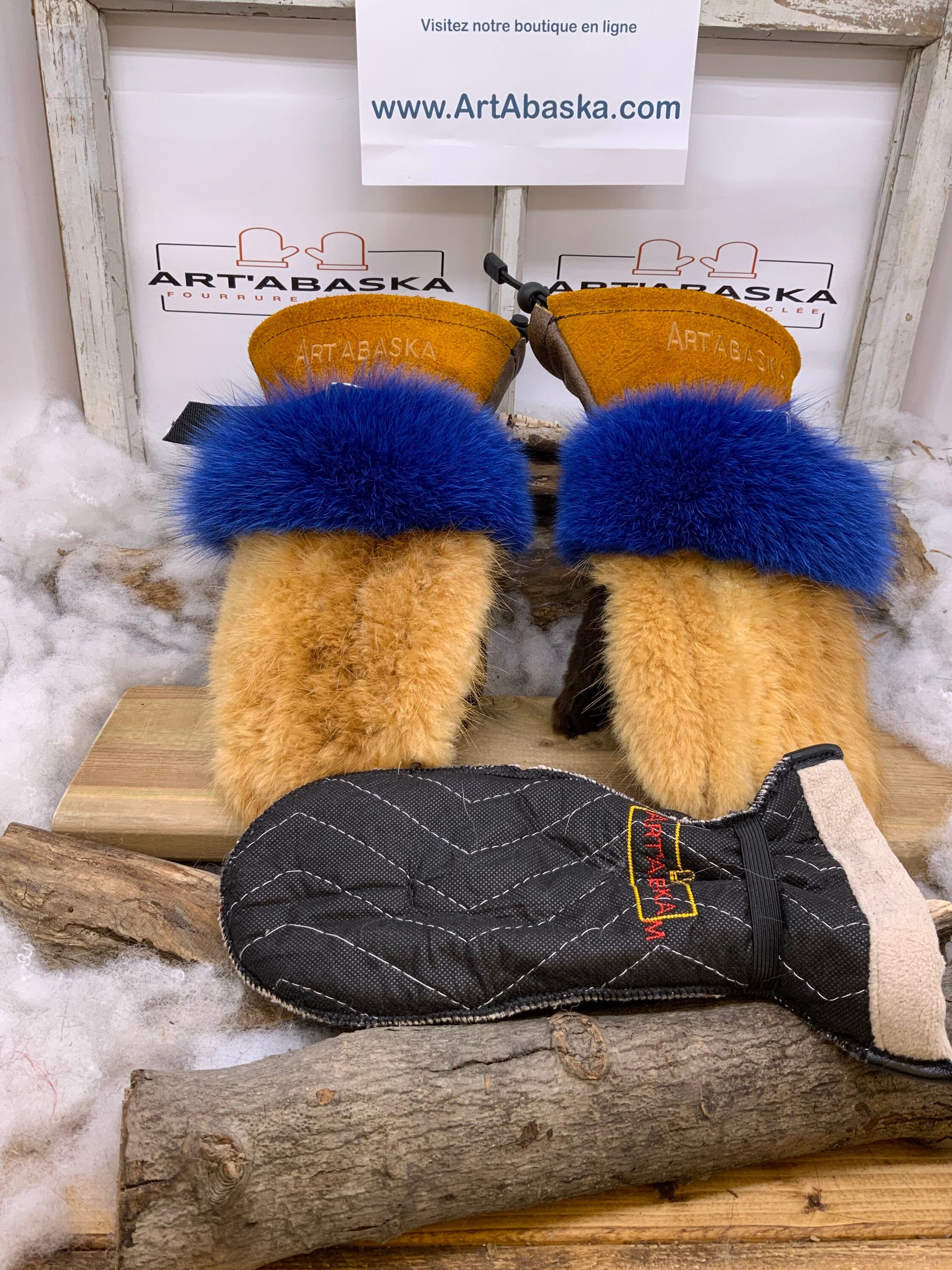 Mitaines Les Joséphine – Medium, renard bleu, castor remodelé, mouton brun rasé, cuir recyclé, fait à la main au Québec