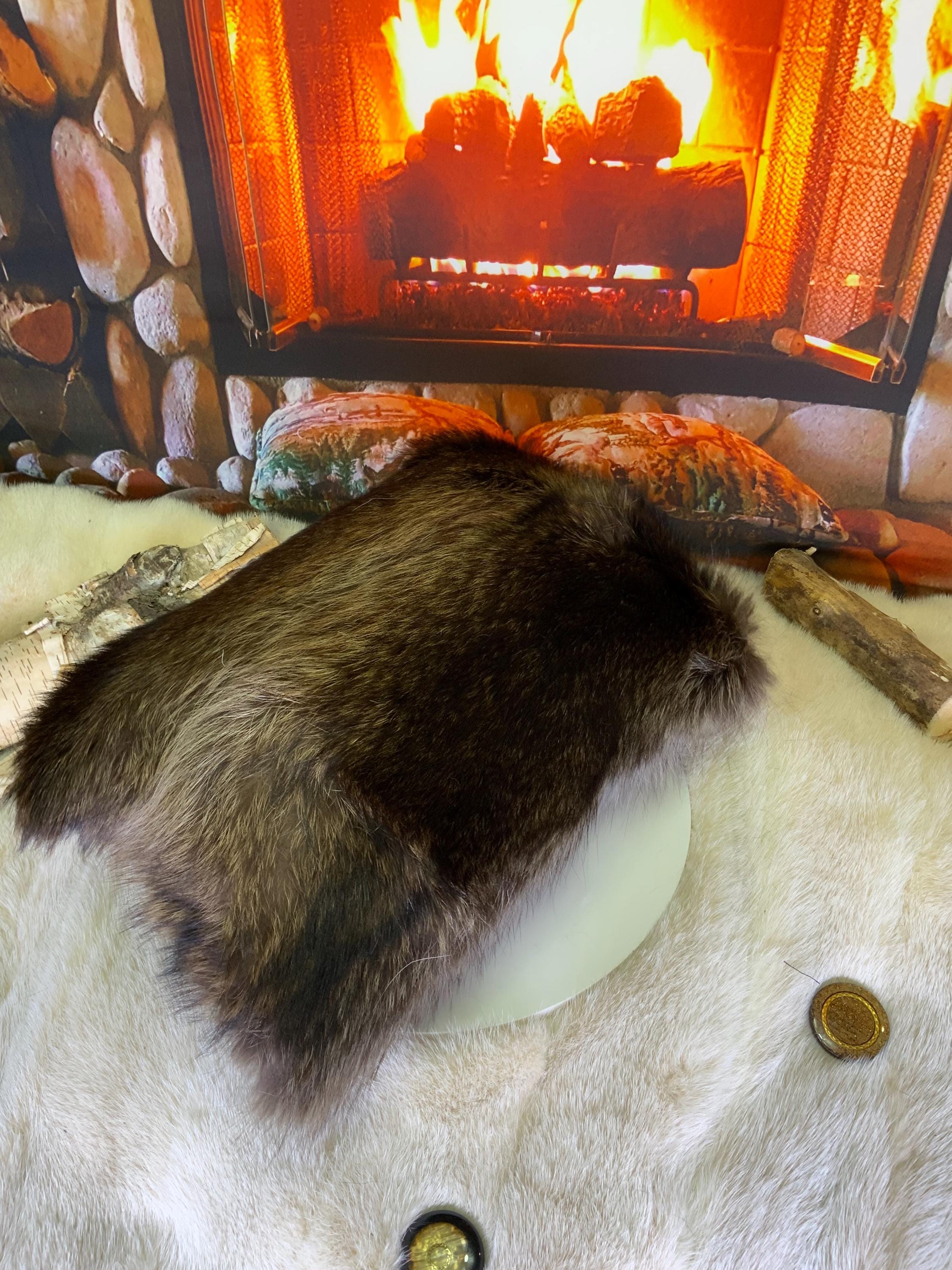 Coussin fourrure recyclée raton laveur fait à la main Québec coussin décoratif cuir recyclé brodé pièce unique ArtAbaska