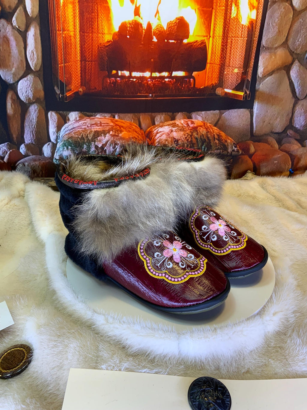 Mocassins d’intérieur Adèle – 7 femme – cuir d’anguille brodé mandala rose-blanc-or, fourrure recyclée & semelle verte kaki, faits à la main au Québec ✨🌸💚