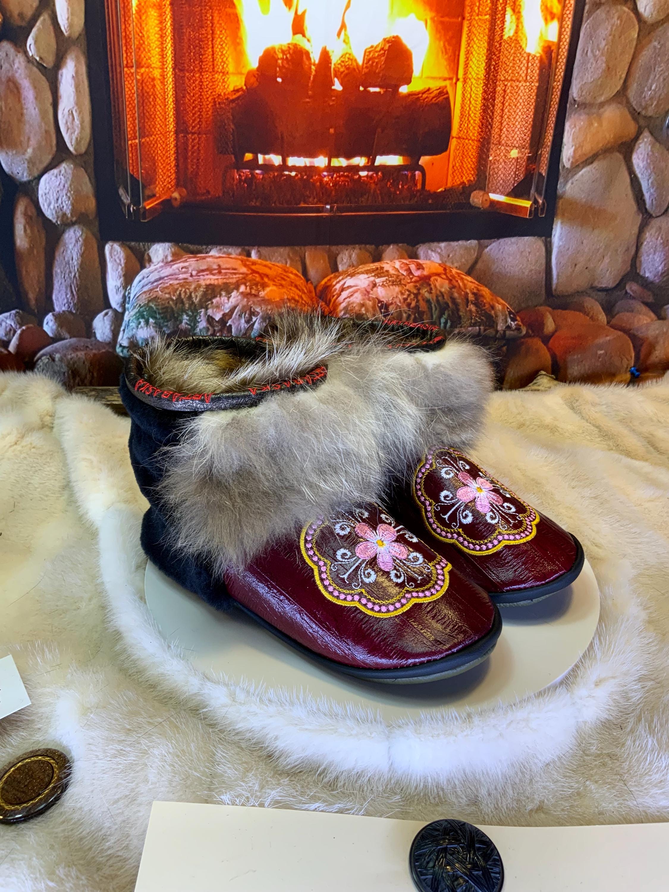 Mocassins d’intérieur Adèle – 7 femme – cuir d’anguille brodé mandala rose-blanc-or, fourrure recyclée & semelle verte kaki, faits à la main au Québec ✨🌸💚