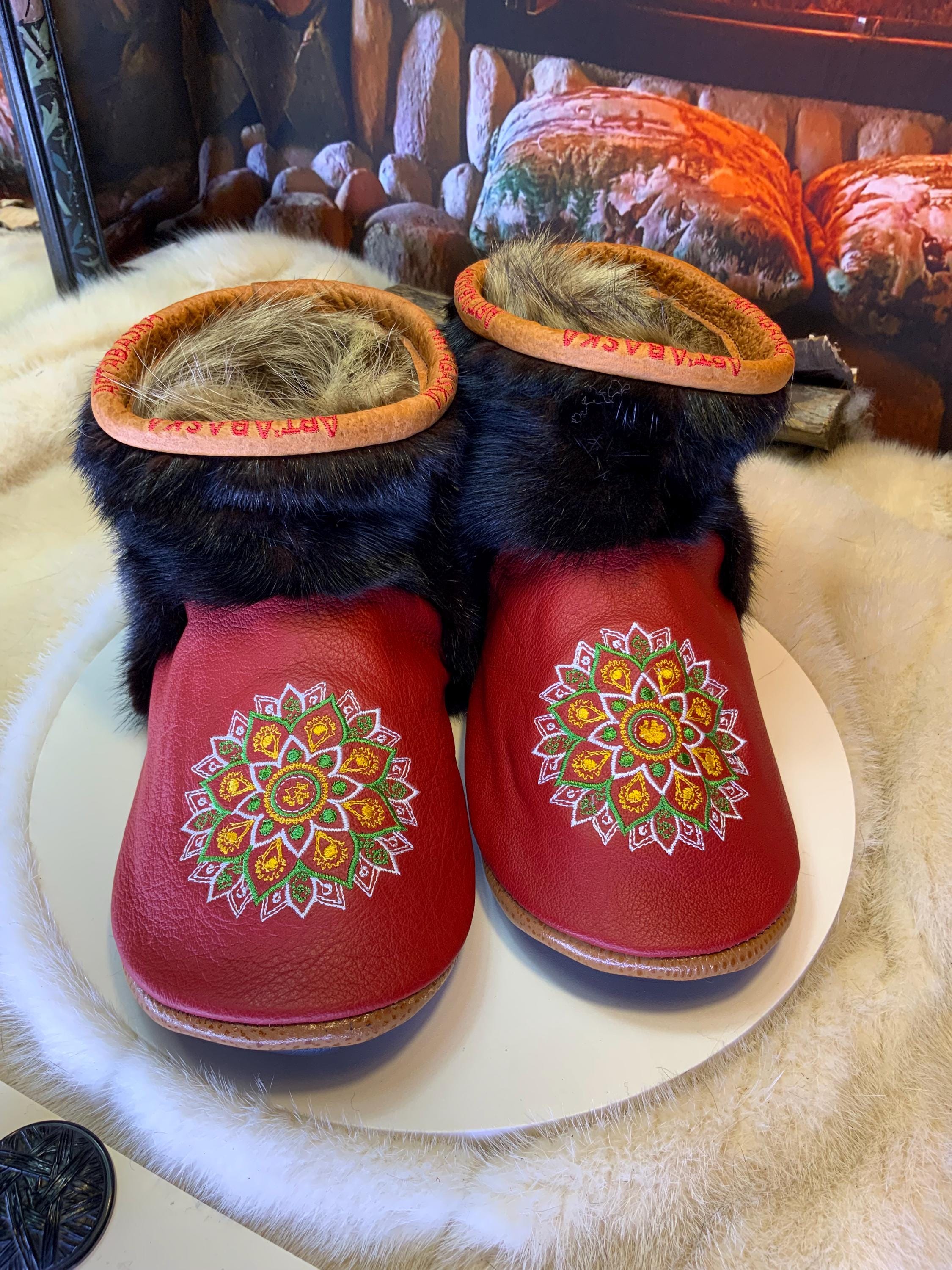 Mocassins d’intérieur Les Maryse – 9 femme – cuir rouge mandala brodé & vison recyclé, pièce unique artisanale du Québec