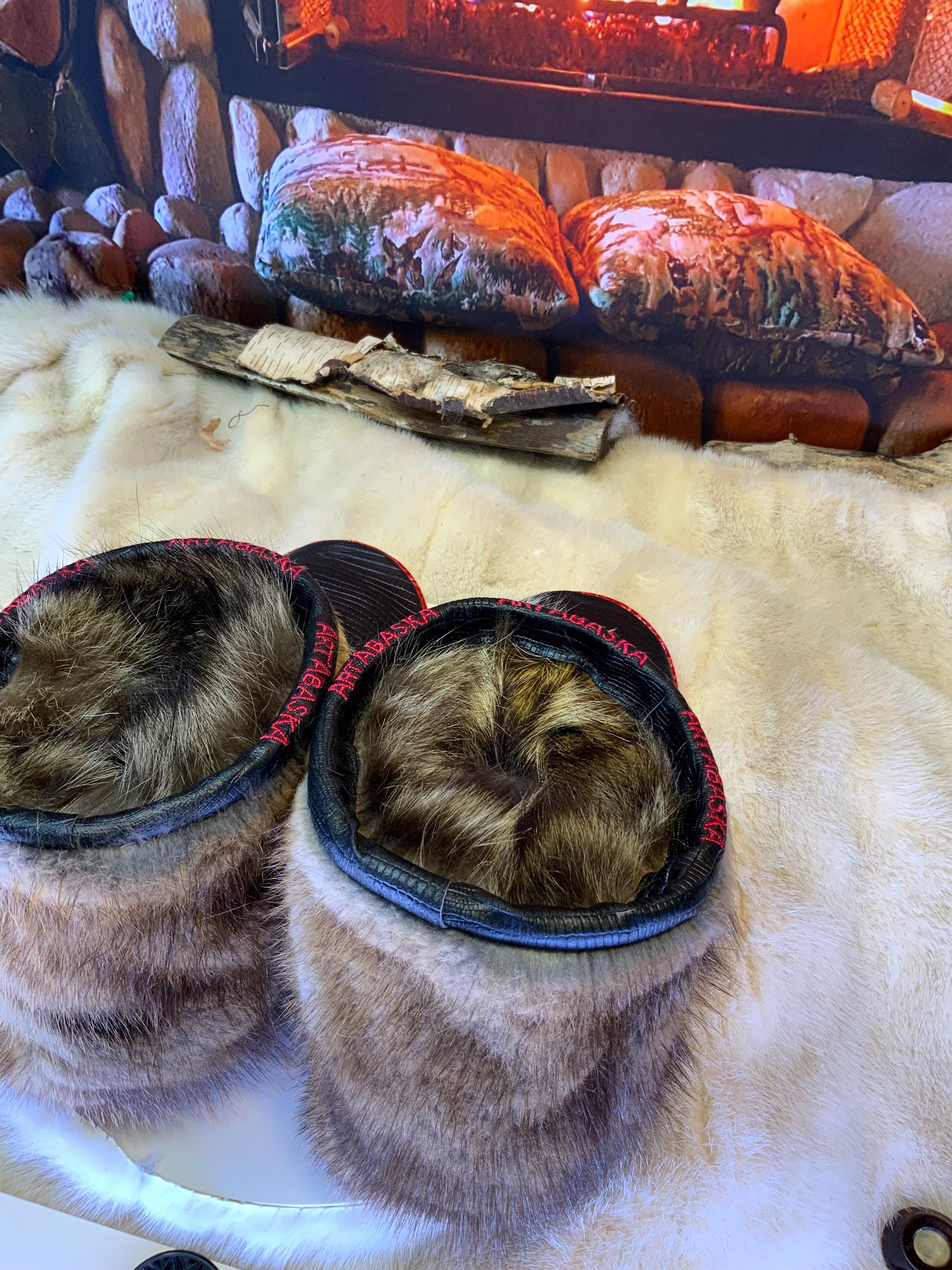 Mocassin d’intérieur Les Armandes – pointure 10 homme – pantoufles artisanales cuir serpent & fourrure recyclée – fait à la main au Québec