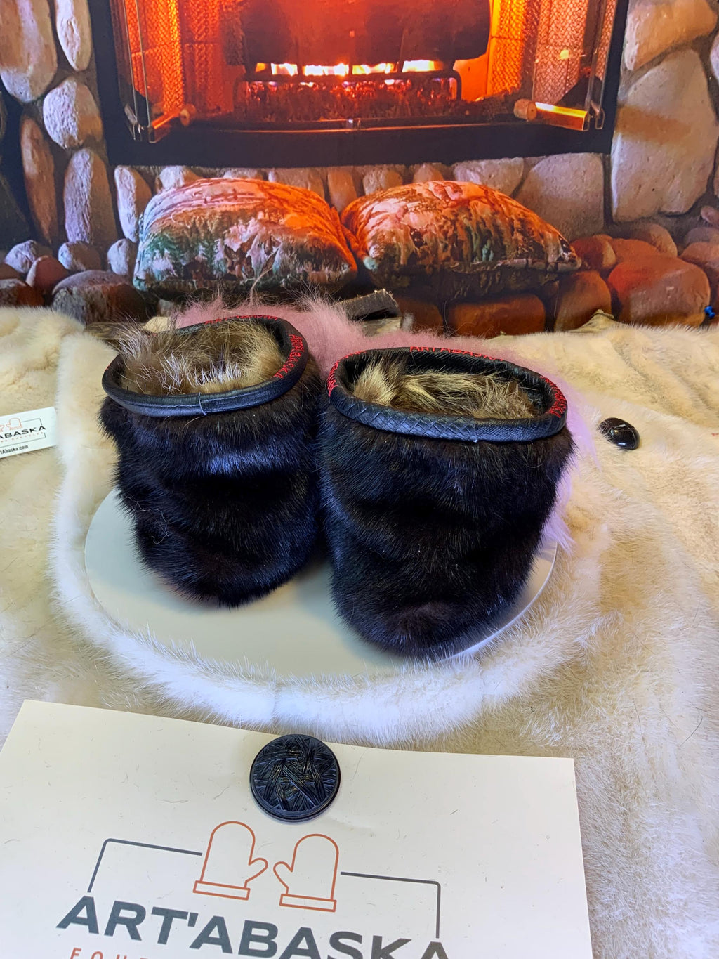 Mocassins d’intérieur Giselle – 6 femme – cuir brun chocolat brodé mandala rouge, rose et blanc, semelle rouge vif ArtAbaska, pièce unique ✨🤎🌸❤️
