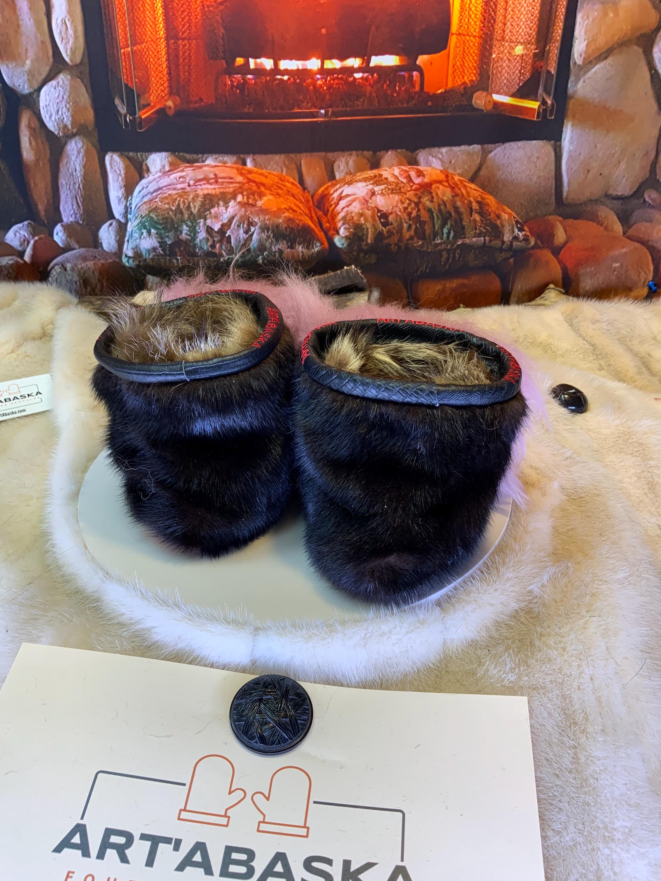 Mocassins d’intérieur Giselle – 6 femme – cuir brun chocolat brodé mandala rouge, rose et blanc, semelle rouge vif ArtAbaska, pièce unique ✨🤎🌸❤️