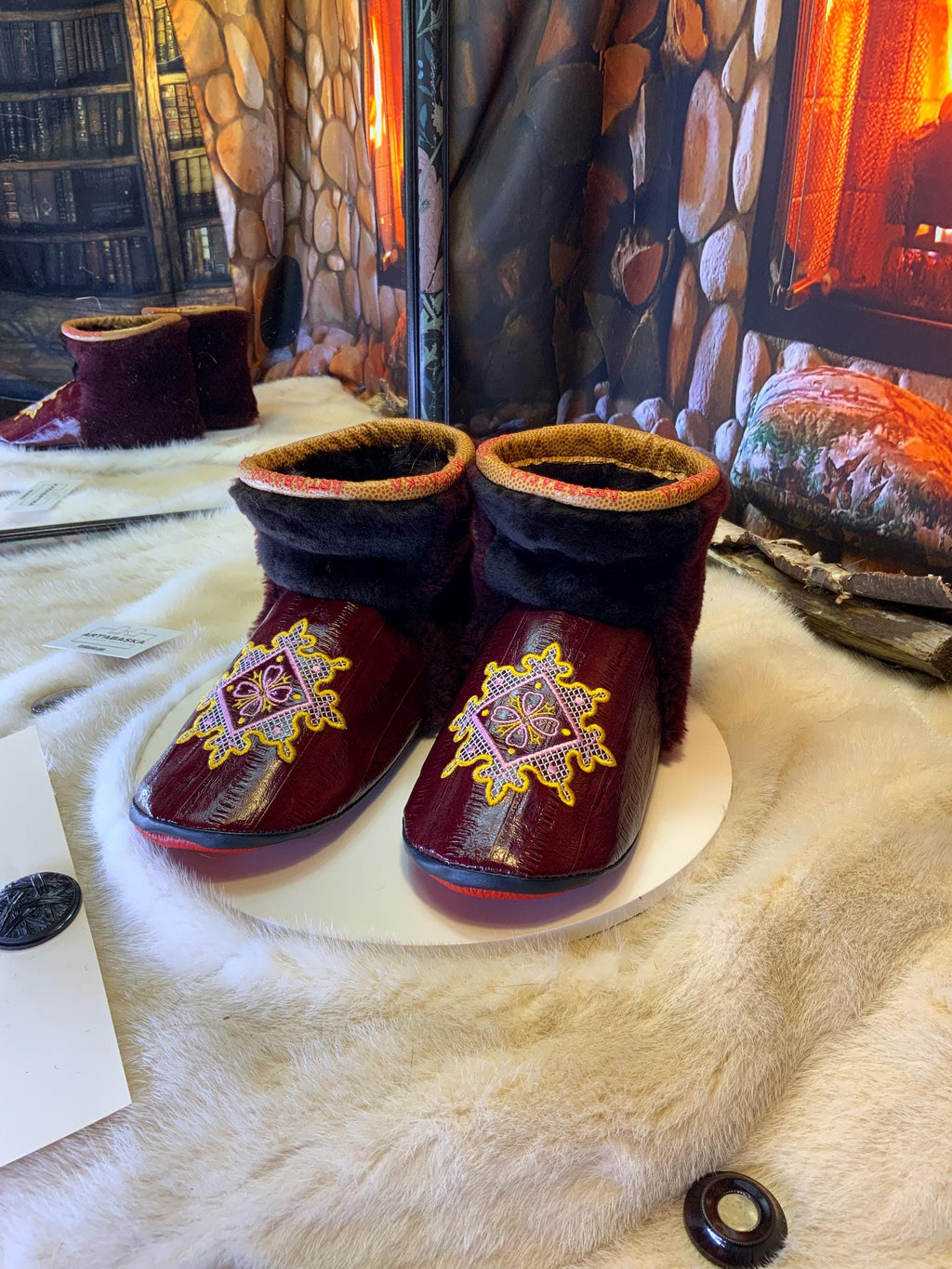 Mocassins d’intérieur Lorraine – 8 femme – cuir d’anguille brodé mandala, fourrure recyclée & semelle rouge, pièce unique faite à la main au Québec ✨🌸❤️