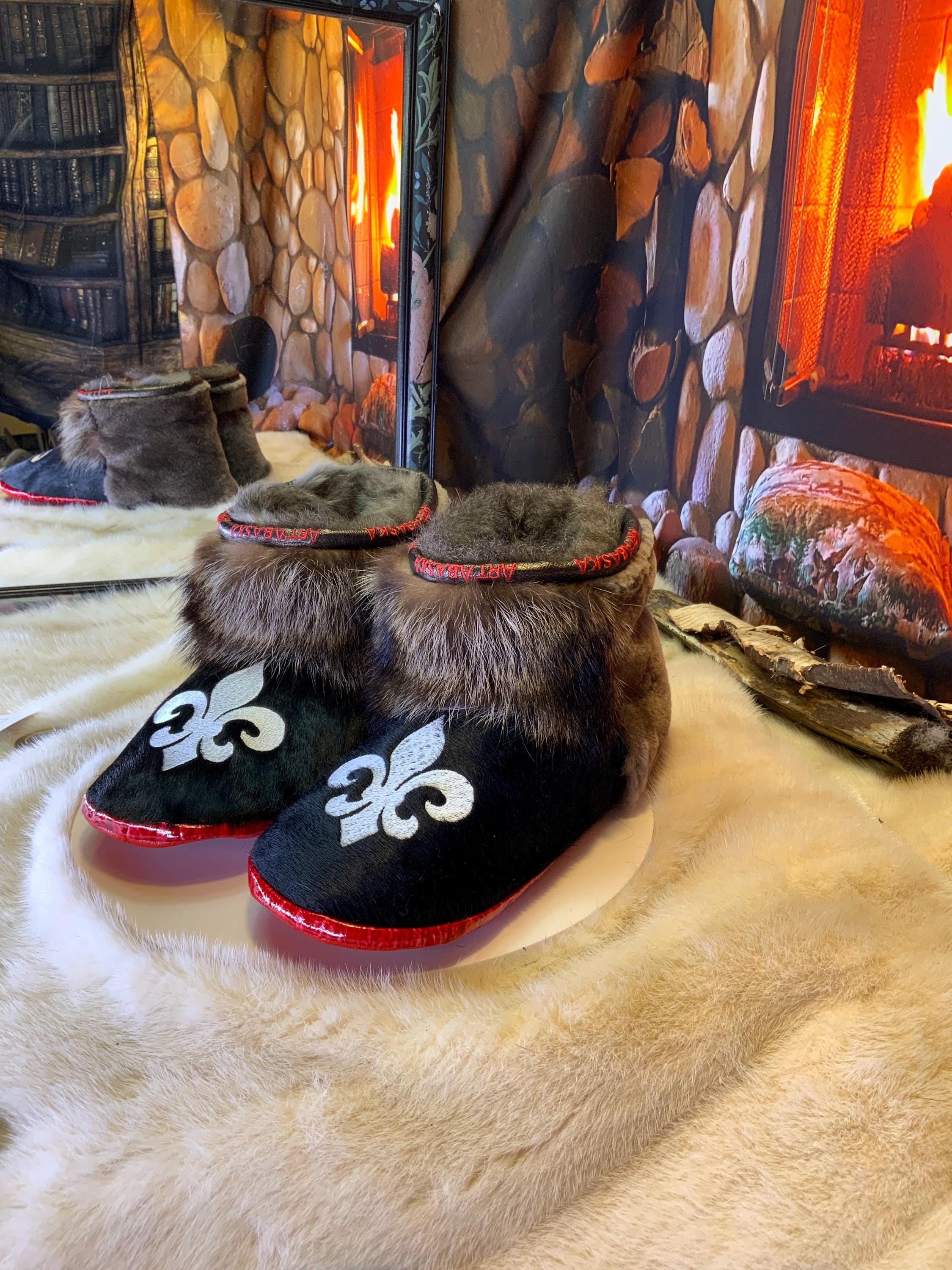 Mocassin d’intérieur Les Monique  pointure 11 homme édition Fleur de lys – cuir & fourrure recyclée – fait à la main au Québec, pièce unique