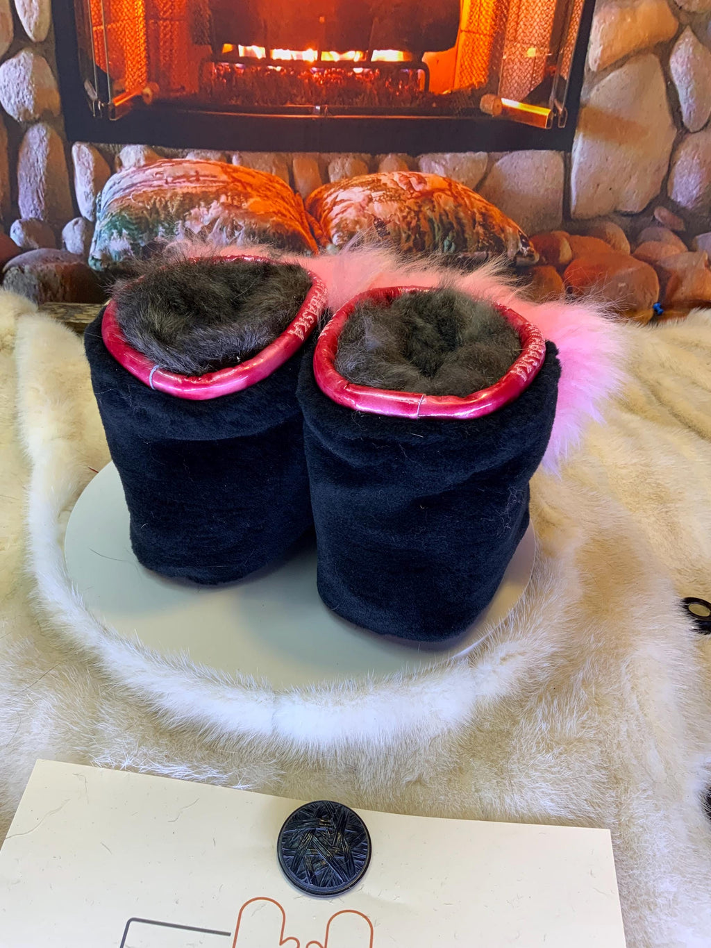 Mocassins d’intérieur Olivette – 8 femme – cuir de vache noire brodé Minnie Mouse rose-blanc, fourrure recyclée & semelle rouge, faits à la main au Québec ✨🎀