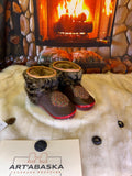 Mocassins d’intérieur Madeleine 10 femme, cuir italien brun chocolat brodé mandala multicolore, faits à la main au Québec ✨🤎