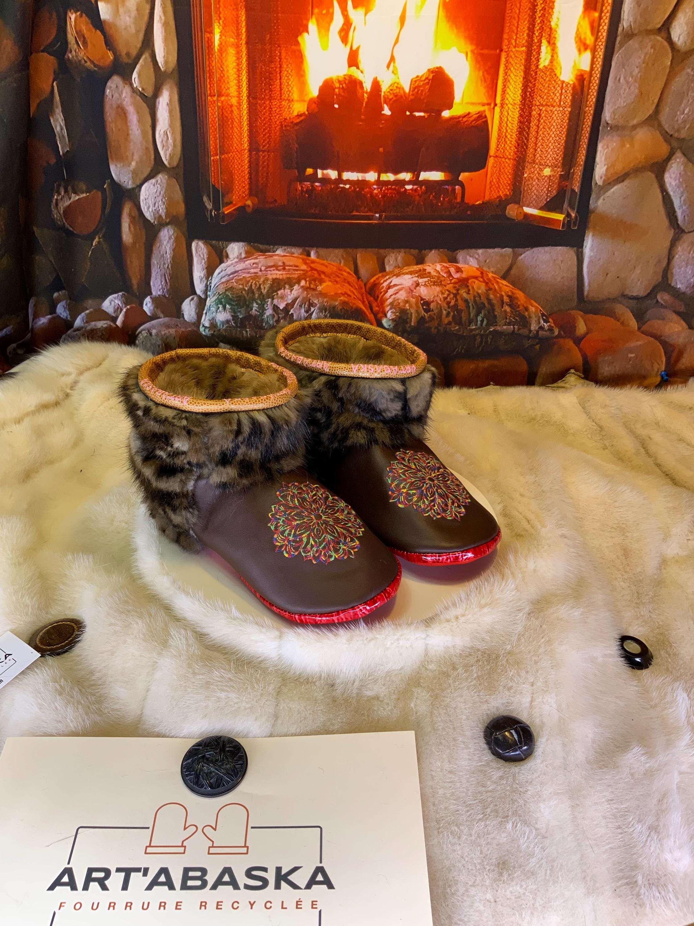 Mocassins d’intérieur Madeleine 10 femme, cuir italien brun chocolat brodé mandala multicolore, faits à la main au Québec ✨🤎