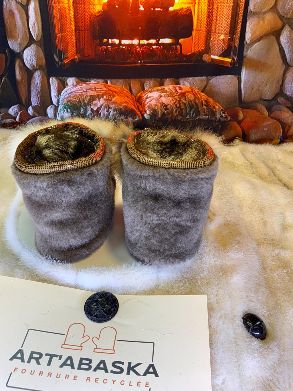 Mocassins d’intérieur Pierrette 8 femme, cuir de vache noire brodé Harley-Davidson, fourrure recyclée, faits à la main au Québec 🏍️✨