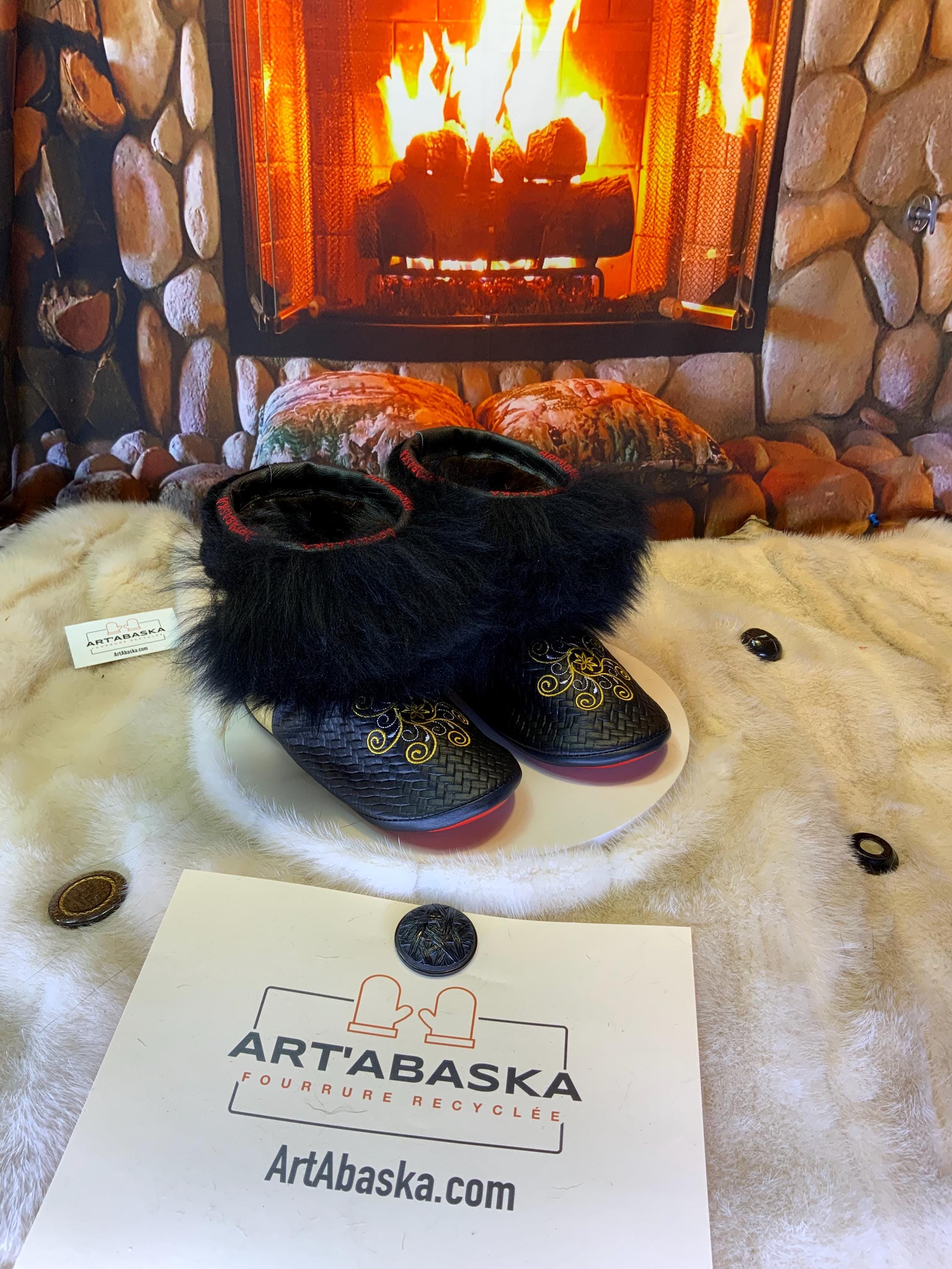 Mocassins d’intérieur Marjolaine – 6 femme – cuir italien chevron brodé mandala jaune or et blanc, arrière cuir or imprimé crocodile, semelle rouge ✨💛❤️