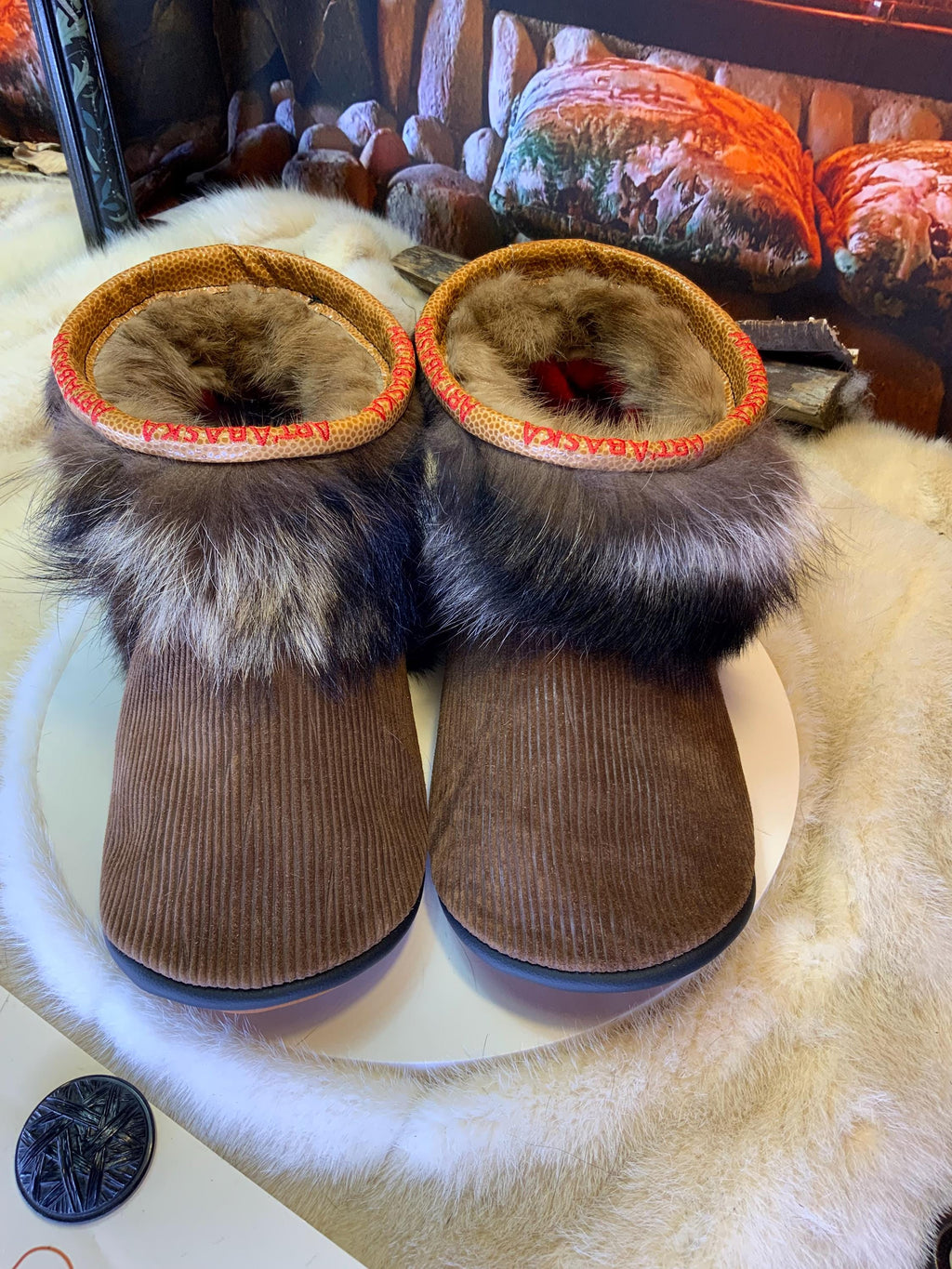 Mocassins d’intérieur Les Olivette – pointure 10 femme – cuir velours côtelé brun, vison, raton – fourrures recyclées fait à la main Québec
