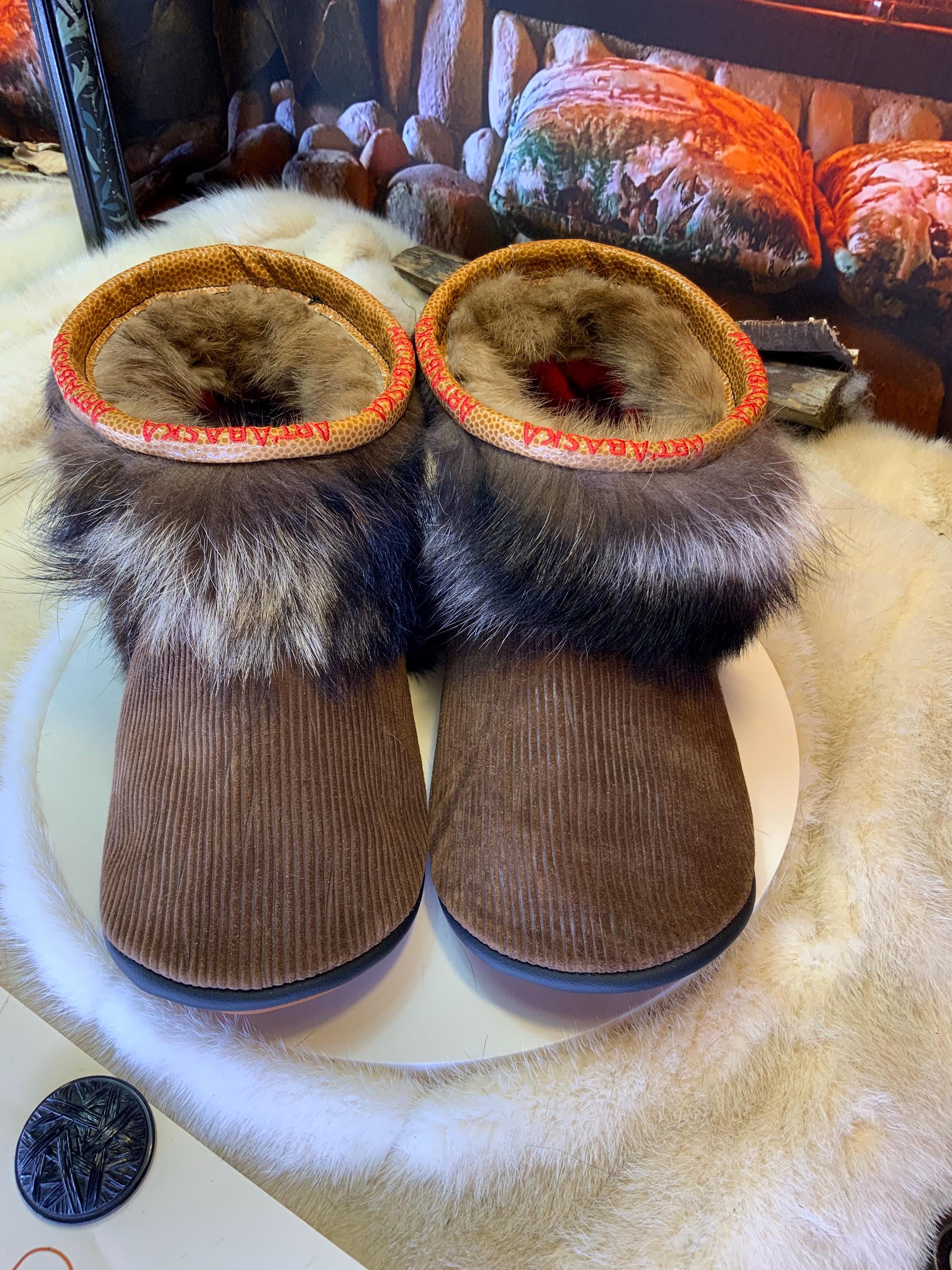 Mocassins d’intérieur Les Olivette – pointure 10 femme – cuir velours côtelé brun, vison, raton – fourrures recyclées fait à la main Québec