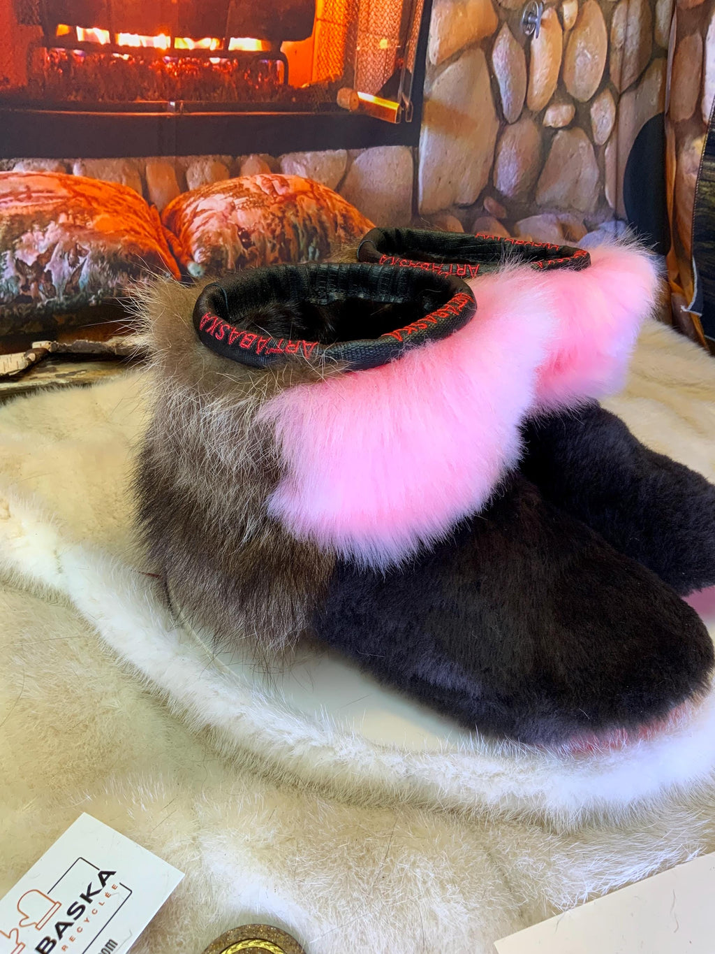 Mocassins d’intérieur Yvonne – 8 femme – édition toute fourrure en mouton brun, mouton rose & raton recyclés, semelle rouge, faits à la main au Québec ✨🌸❤️