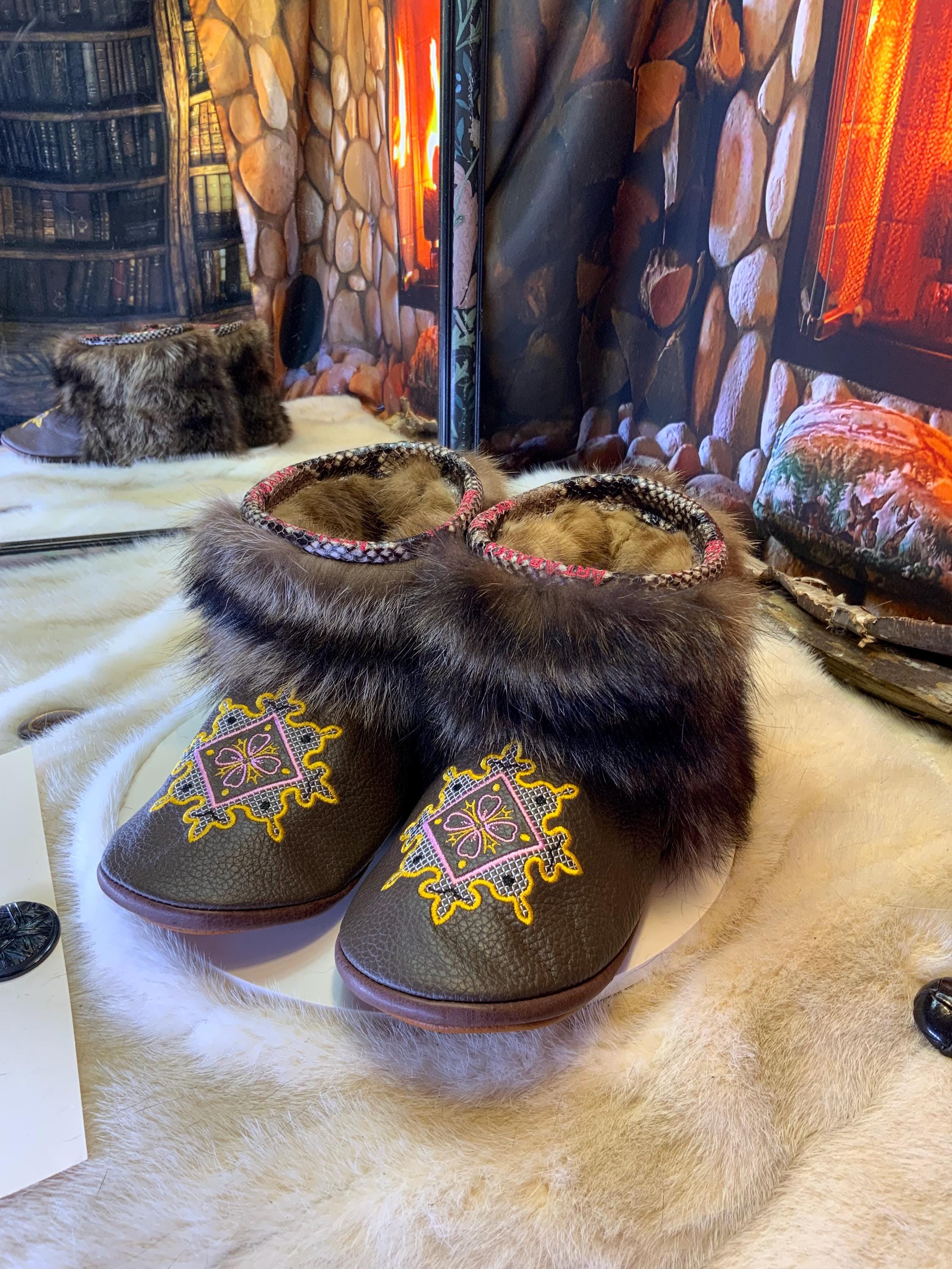 Mocassins d’intérieur Les Giselle – 10 femme – cuir brun mandala brodé rose jaune & raton recyclé, pièce unique Québec artisanal