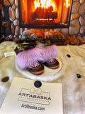 Mocassins d’intérieur Giselle – 6 femme – cuir brun chocolat brodé mandala rouge, rose et blanc, semelle rouge vif ArtAbaska, pièce unique ✨🤎🌸❤️