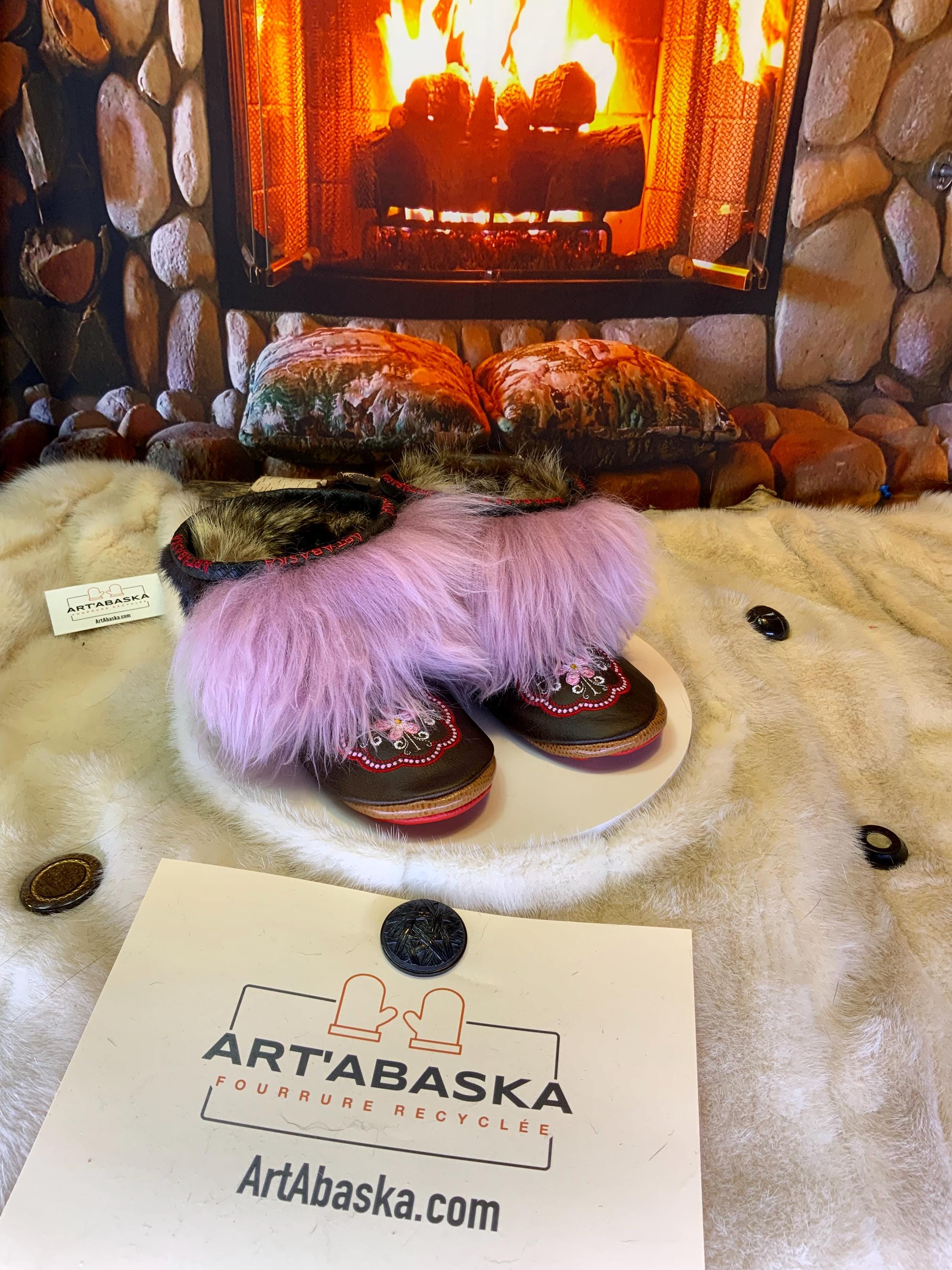 Mocassins d’intérieur Giselle – 6 femme – cuir brun chocolat brodé mandala rouge, rose et blanc, semelle rouge vif ArtAbaska, pièce unique ✨🤎🌸❤️