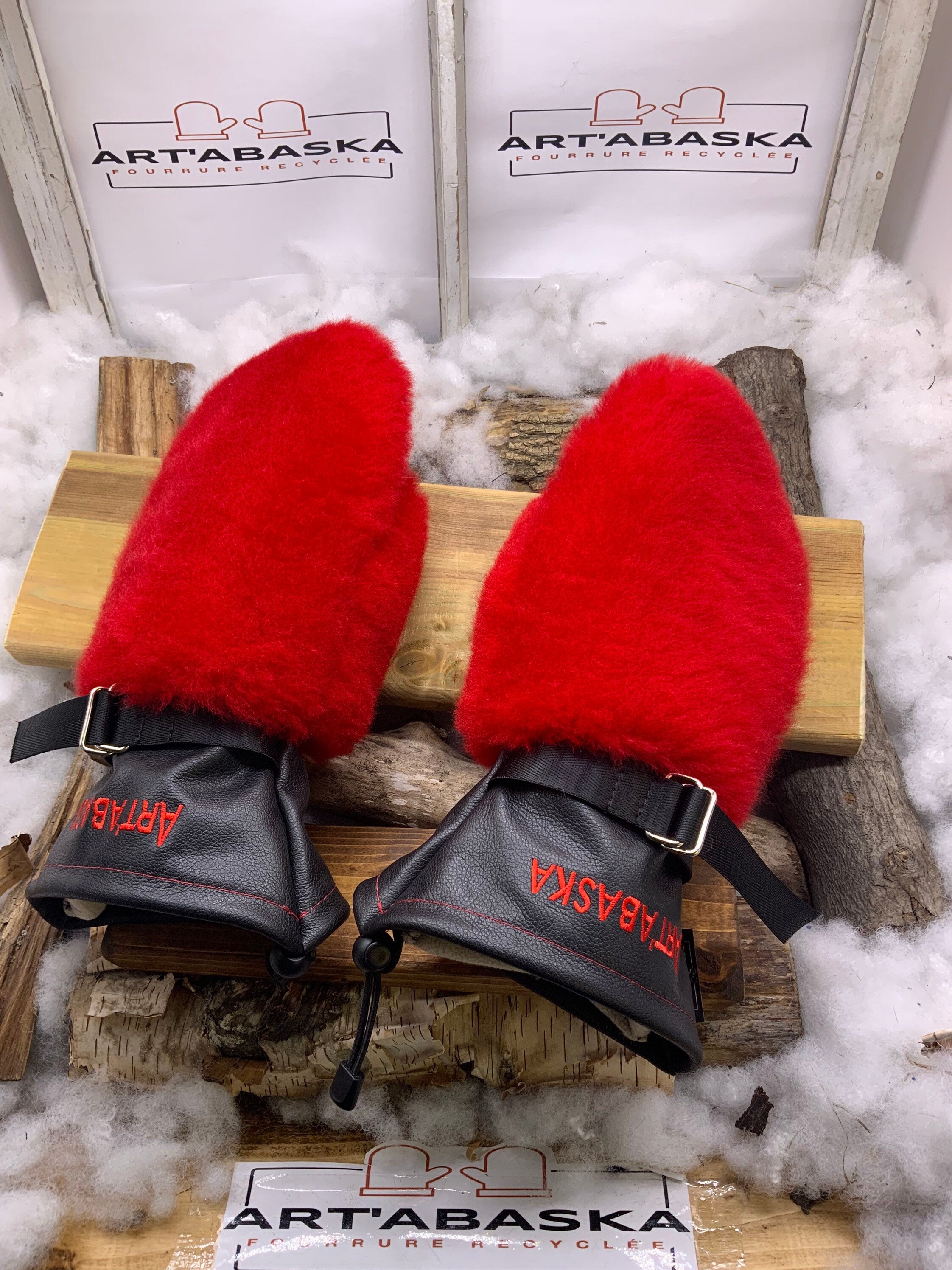 Mitaines Gisèle – Medium, cuir neuf et fourrure de mouton recyclée rouge vif, pièce unique faite à la main au Québec