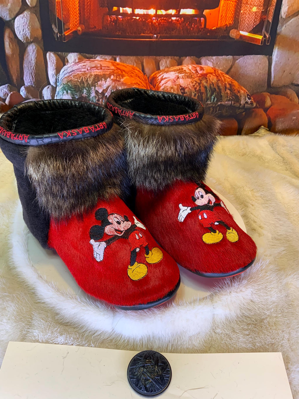 Mocassins d’intérieur Olivette 8 femme, cuir rouge brodé Mickey Mouse, fourrure recyclée, faits à la main au Québec 🐭✨