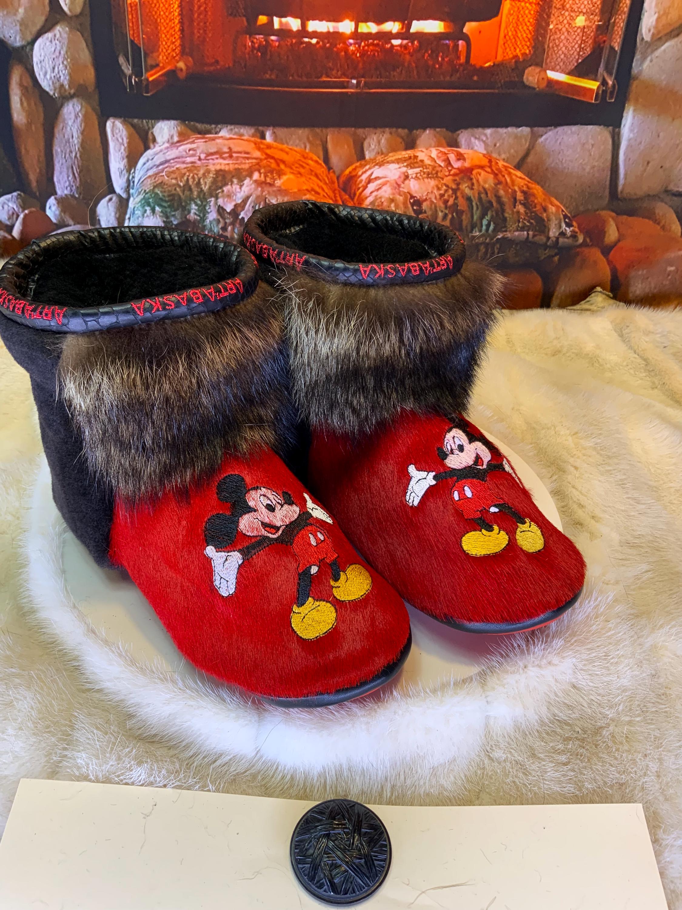 Mocassins d’intérieur Olivette 8 femme, cuir rouge brodé Mickey Mouse, fourrure recyclée, faits à la main au Québec 🐭✨