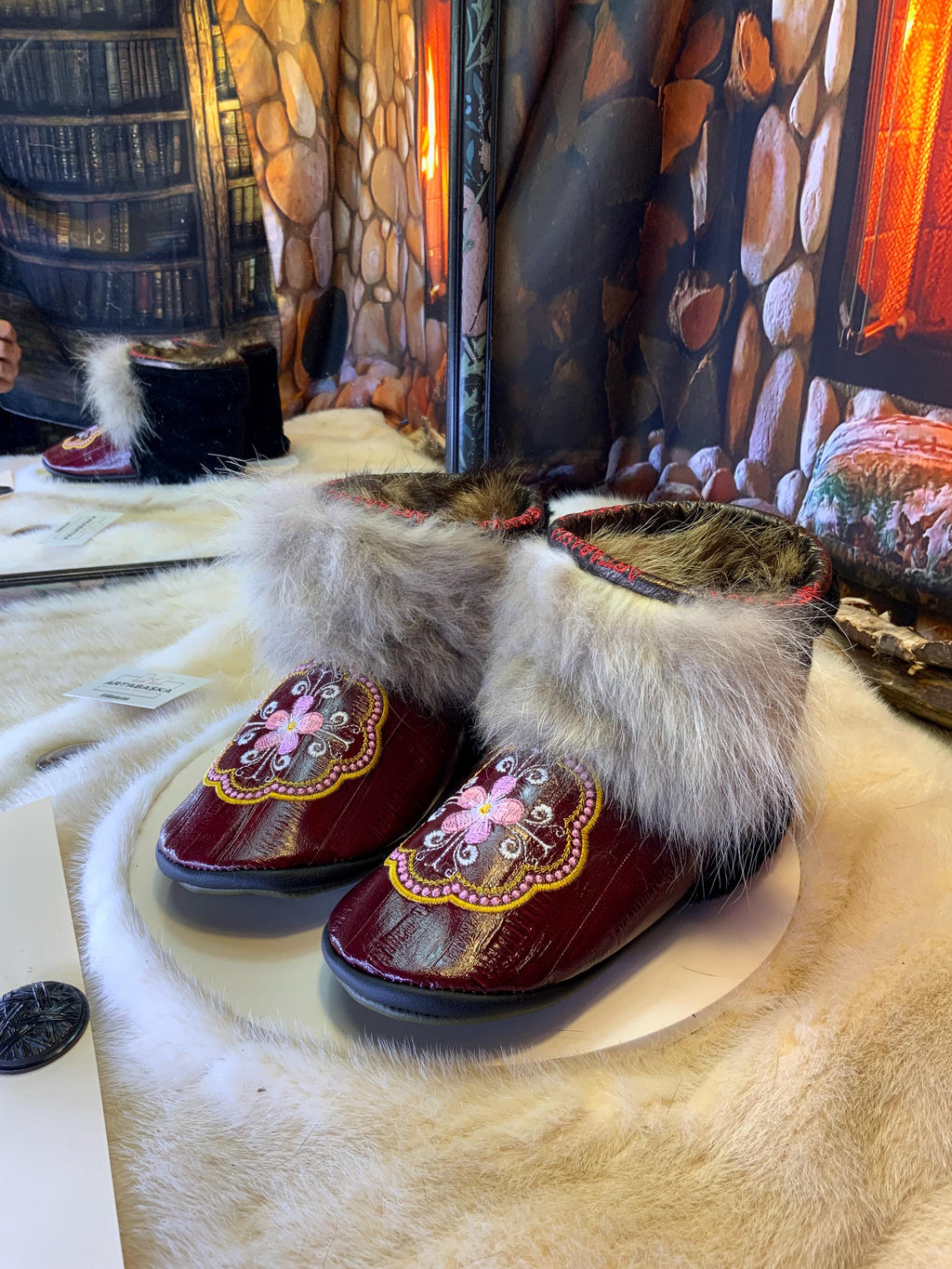 Mocassins d’intérieur Françoise 7 femme, cuir d’anguille recyclé brodé mandala, renard recyclé, fait à la main au Québec ✨💚🌸