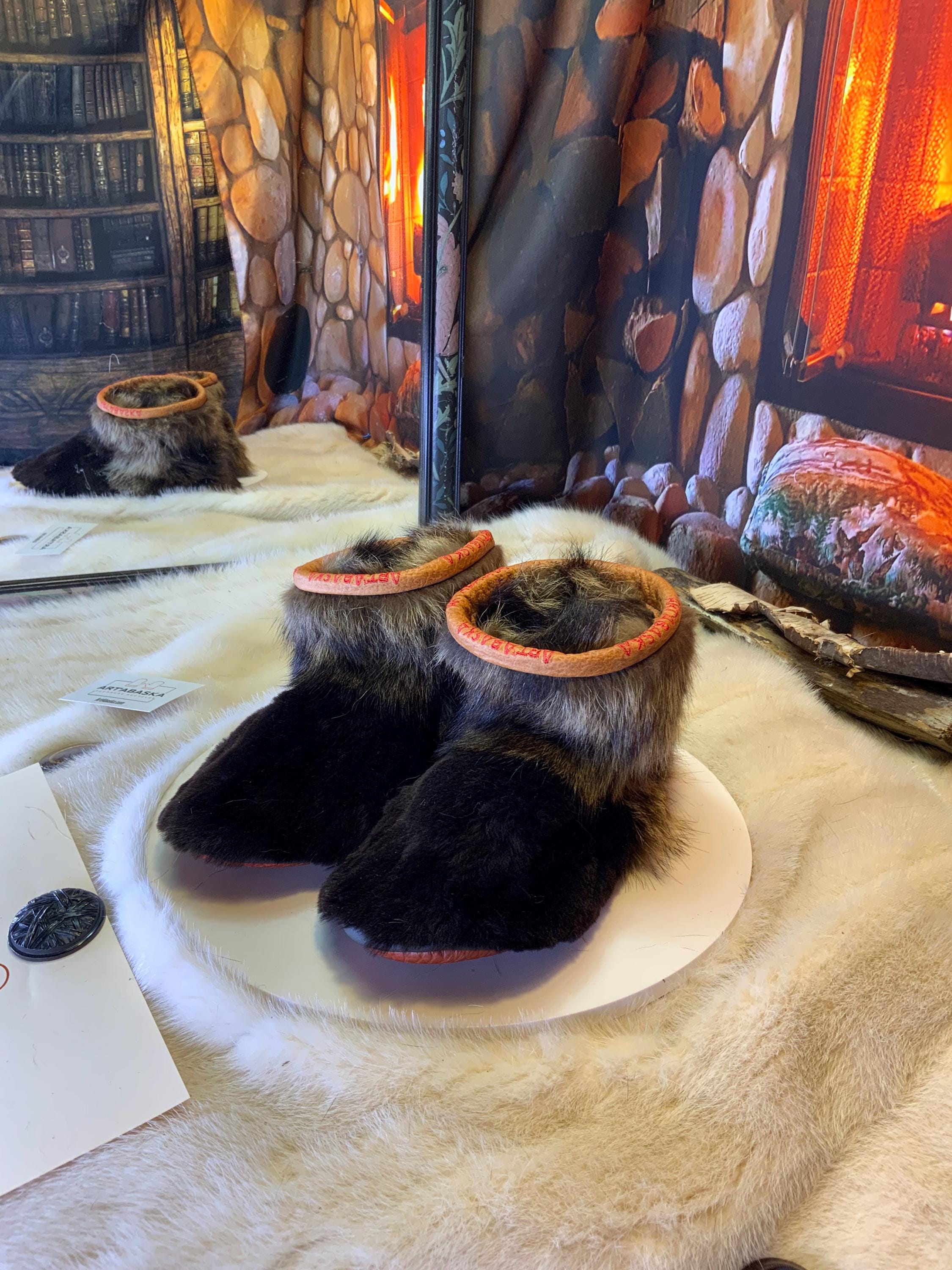 Mocassins d’intérieur Nicole – 5 femme – édition tout en fourrure recyclée en castor & raton, semelle brune, faits à la main au Québec ✨🤎