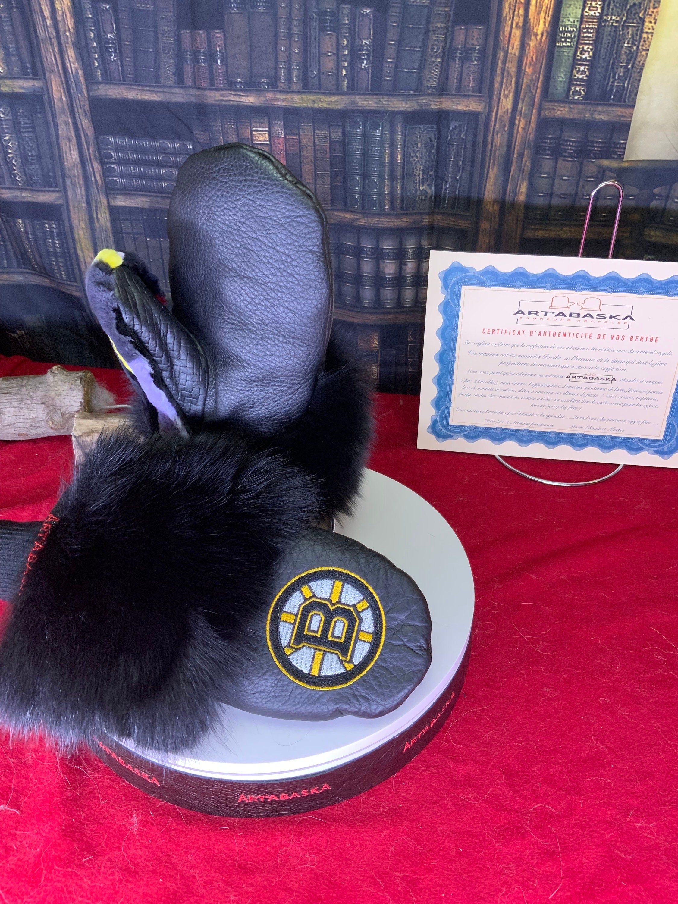 Mitaines courte en cuir et fourrure recyclés édition Bruins de Boston .  Grandeur XL. Les Berthe