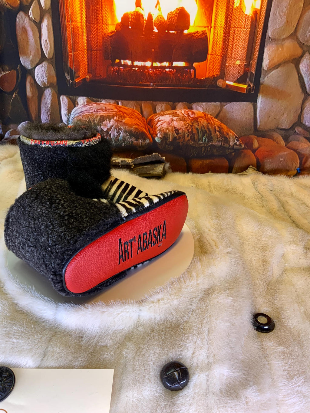Mocassins d’intérieur Rita 6 femme, cuir recyclé imprimé zèbre, mouton noir et blanc, faits à la main au Québec 🦓✨