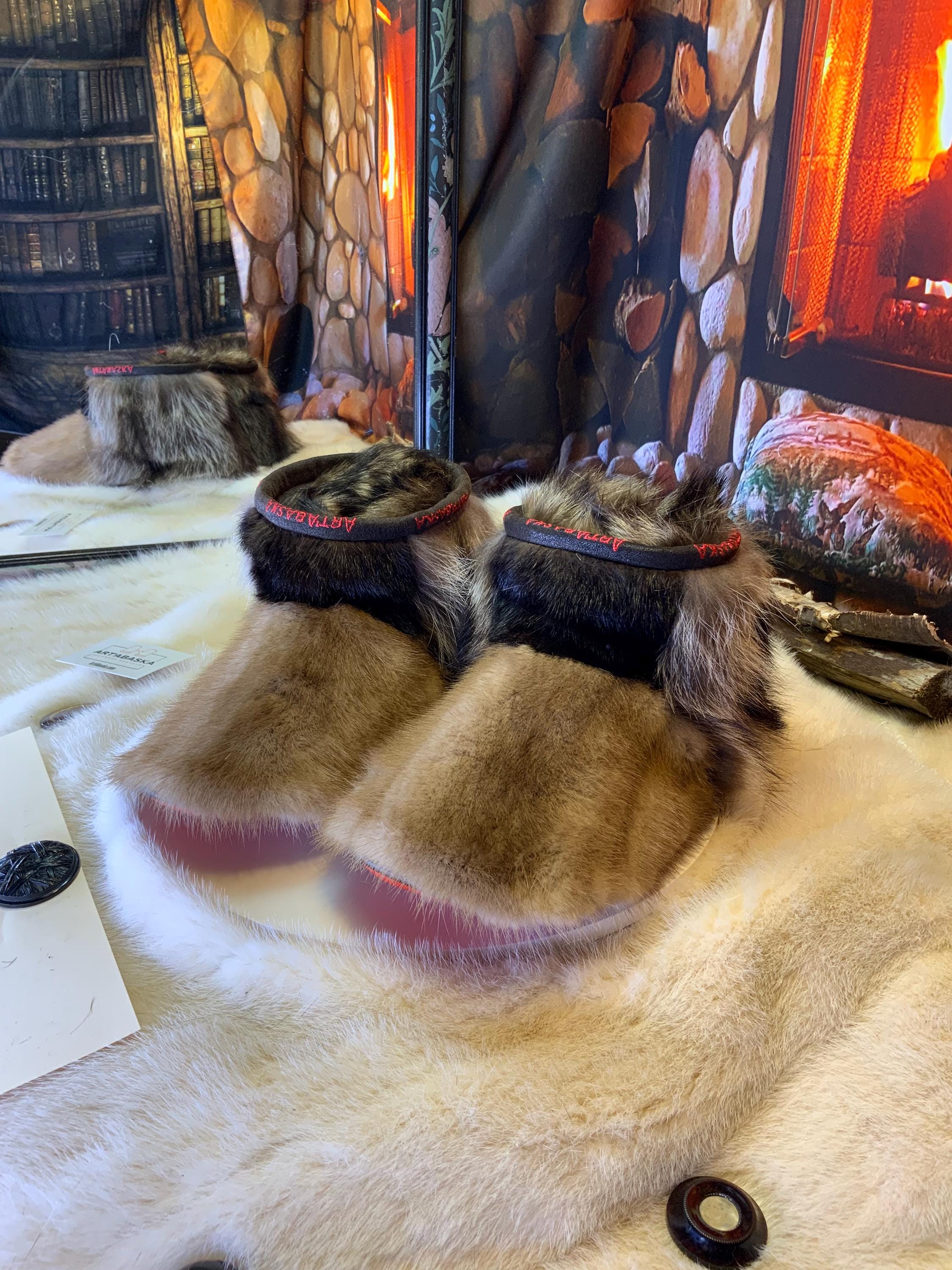 Mocassins d’intérieur Yvette – 10 femme – édition tout en fourrure recyclée en vison brun pâle, vison brun foncé & raton, semelle rouge, faits à la main au Québec ✨🤎❤️