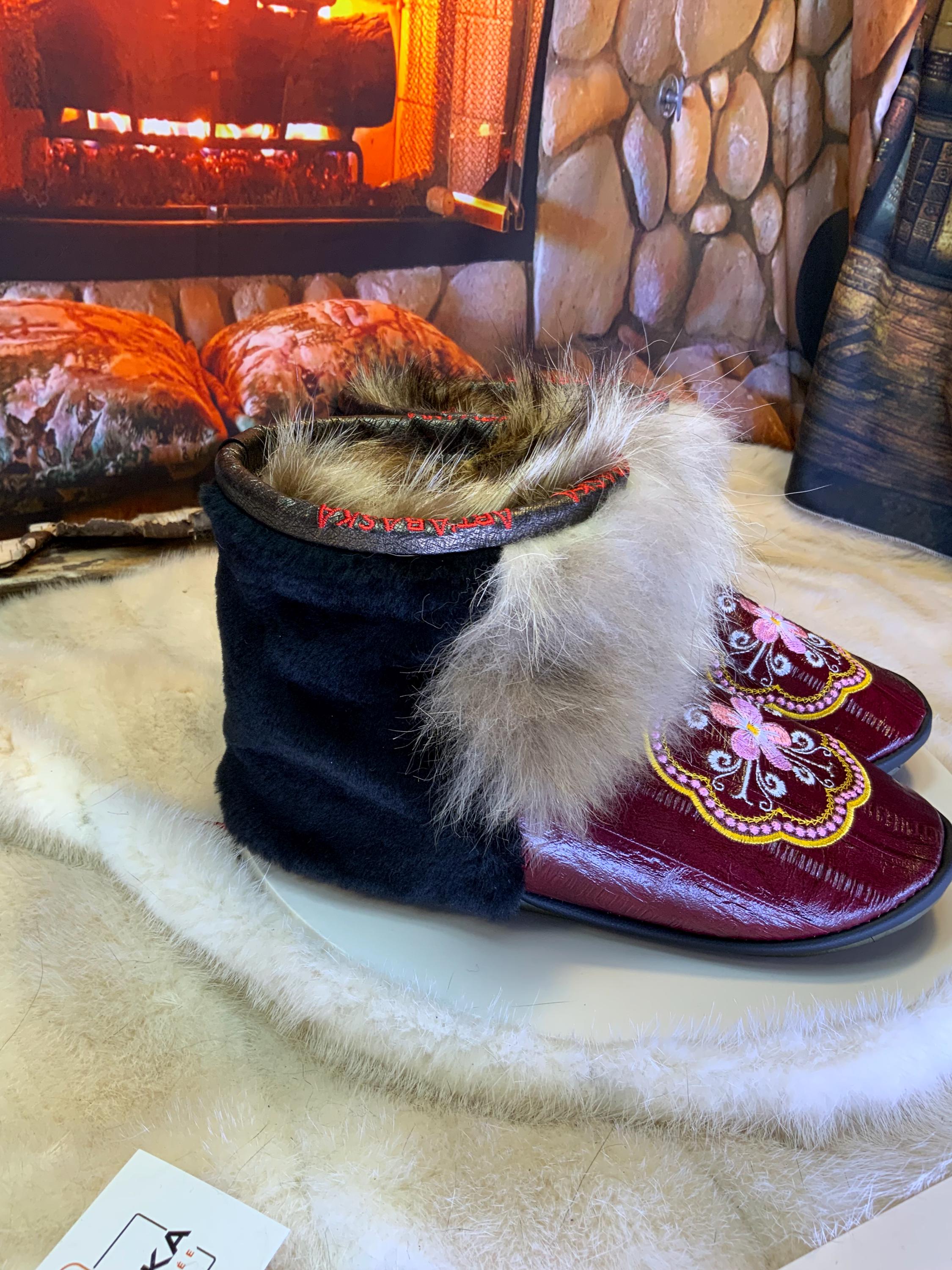 Mocassins d’intérieur Adèle – 7 femme – cuir d’anguille brodé mandala rose-blanc-or, fourrure recyclée & semelle verte kaki, faits à la main au Québec ✨🌸💚