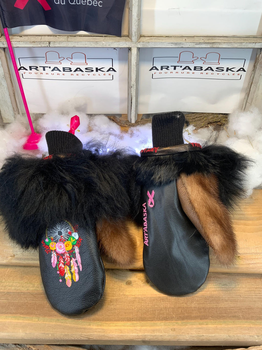 Mitaines de ville Henriette faites à la main au Québec en fourrure recyclée avec broderie Capteur de Rêve artistique grandeur Medium