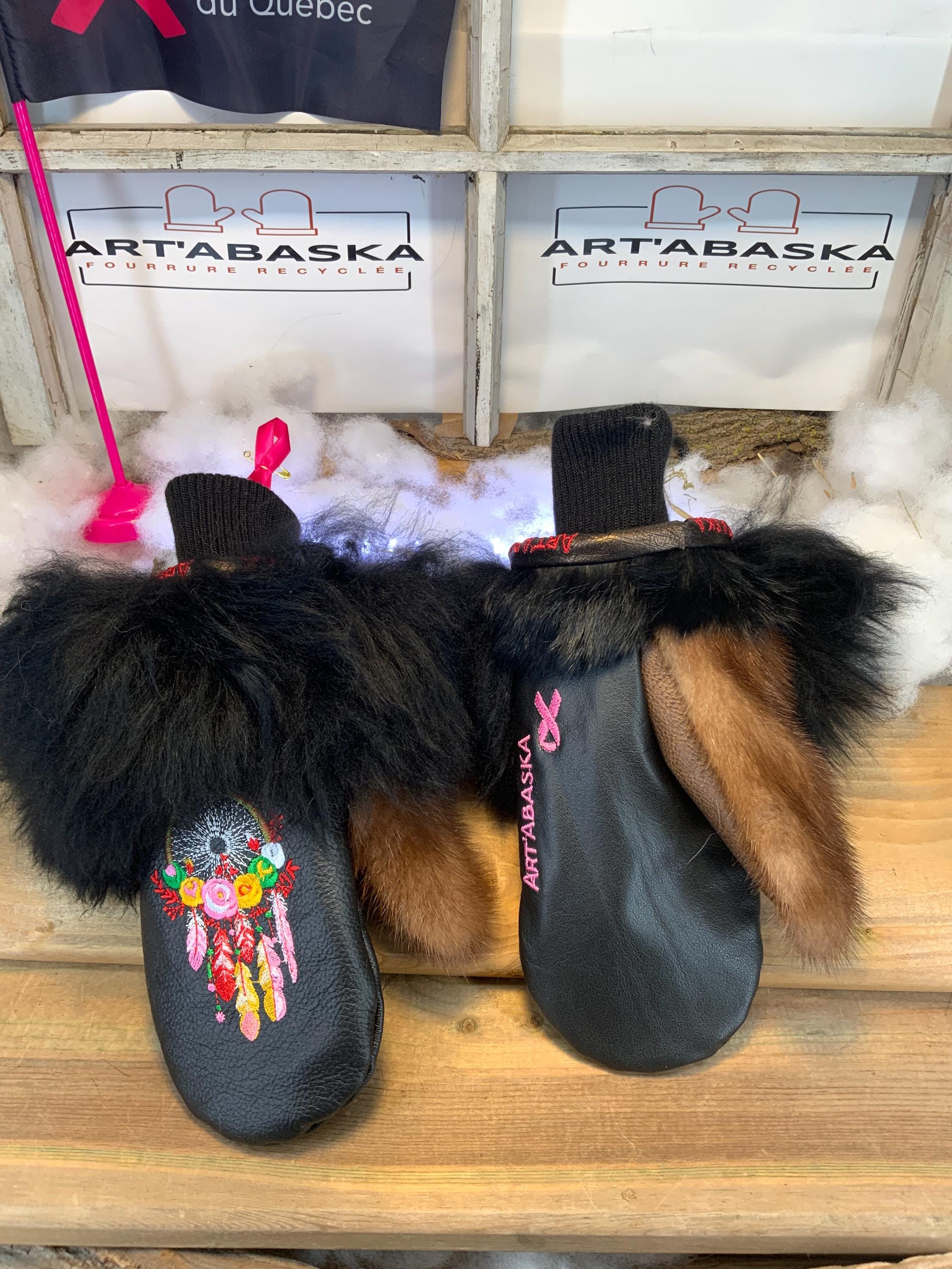 Mitaines de ville Henriette faites à la main au Québec en fourrure recyclée avec broderie Capteur de Rêve artistique grandeur Medium