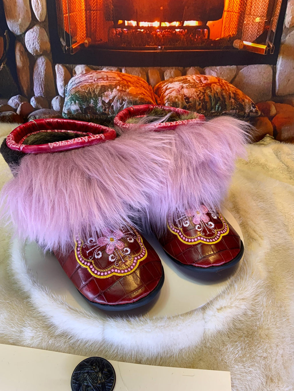 Mocassins d’intérieur Ursula – 7 femme – cuir crocodile bourgogne brodé mandala rose-or, fourrure recyclée & semelle brune, pièce unique faite à la main au Québec ✨🌸