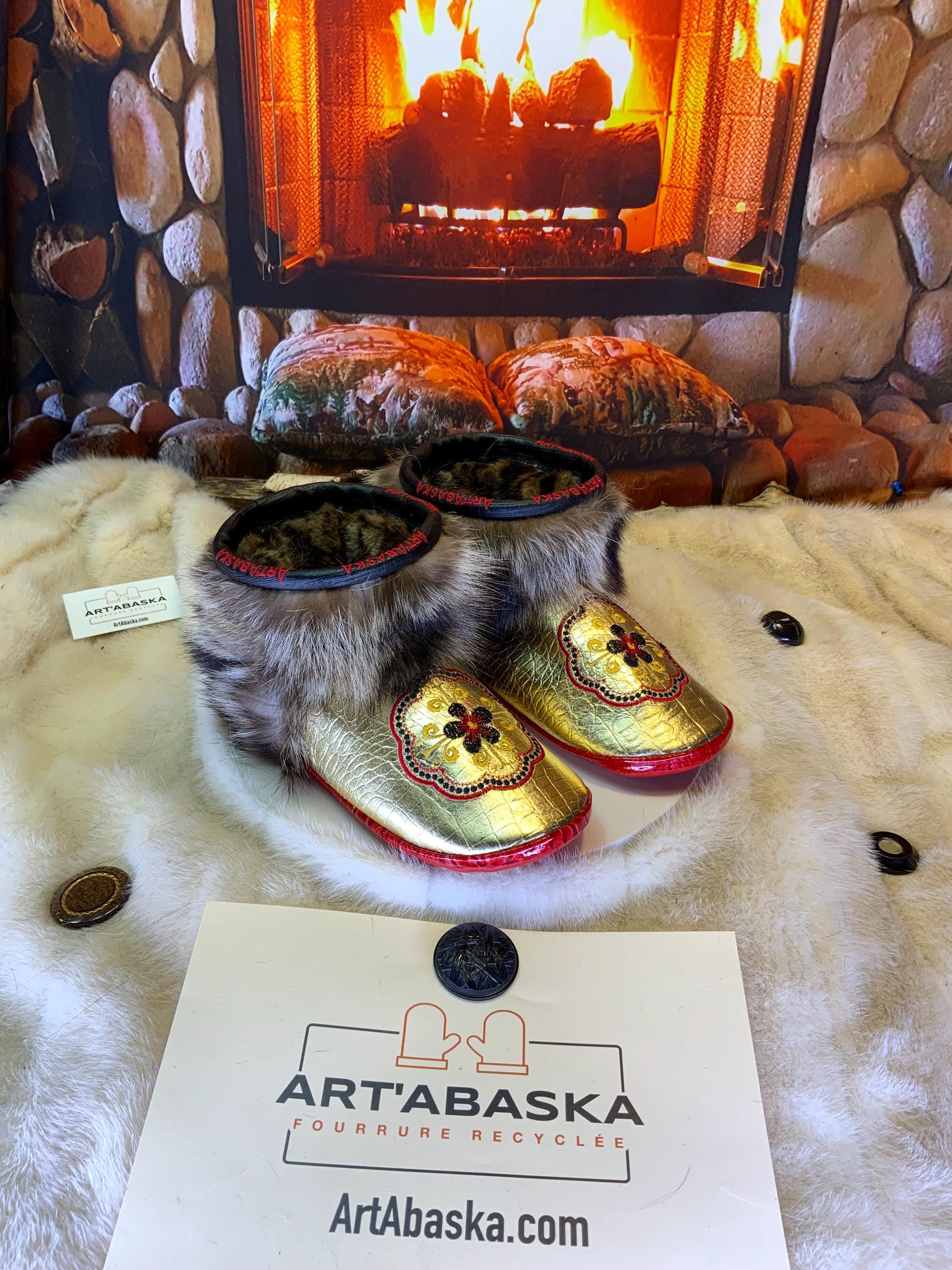 Mocassins d’intérieur Mireille 10 femme cuir or crocodile mandala brodé fils d’or raton recyclé semelle rouge fait main Québec
