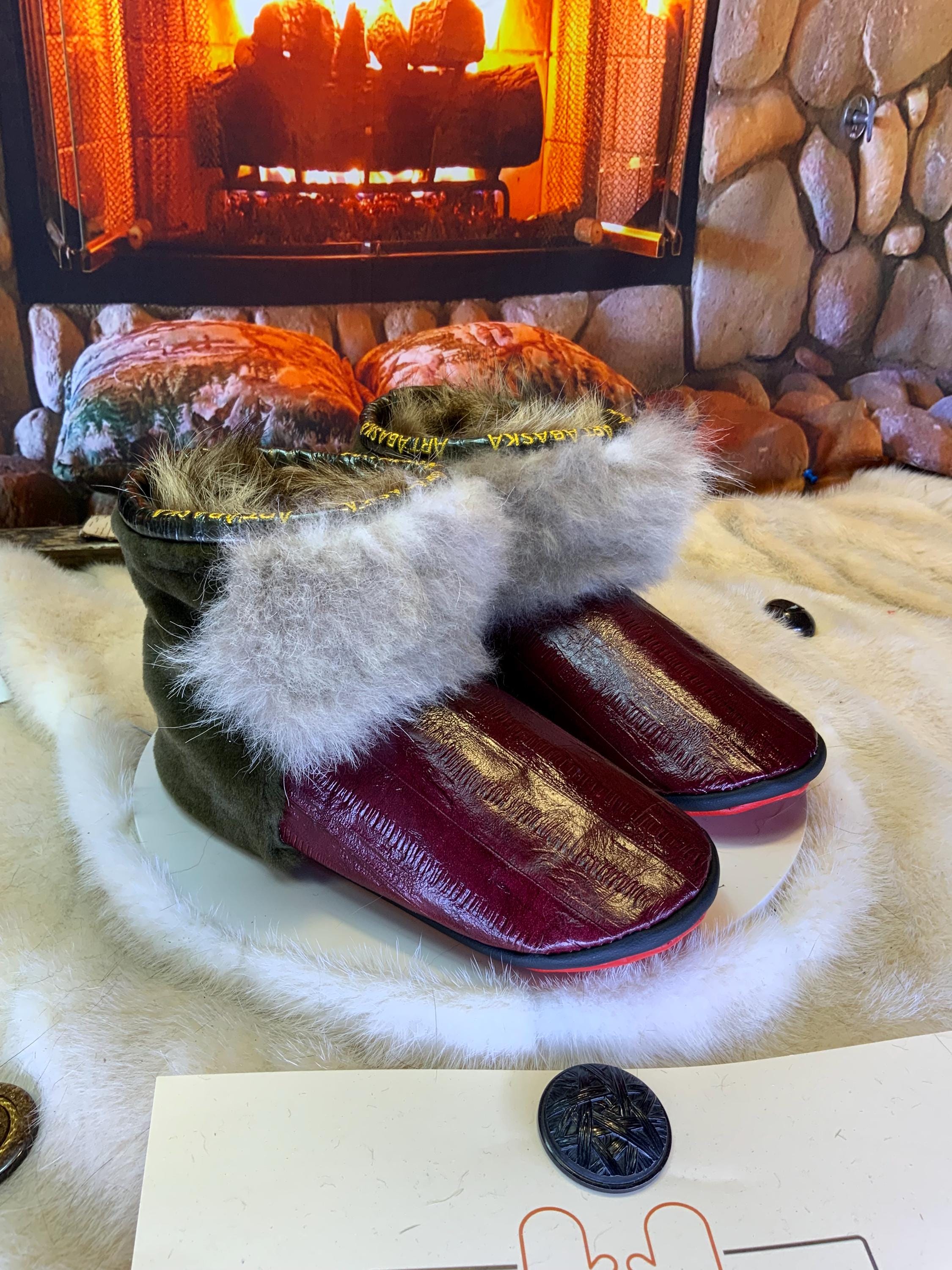 Mocassins d’intérieur Carmen – 7 femme – cuir d’anguille bourgogne & fourrures recyclées, contraste unique rouge et vert du Québec ✨❤️💚
