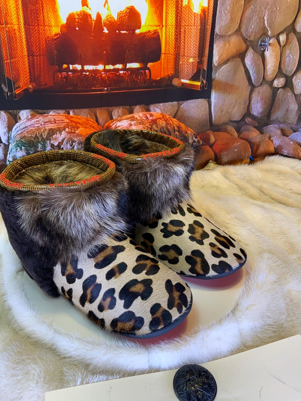 Mocassins d’intérieur Hélène 9 femme, cuir léopard recyclé, fourrure recyclée, faits à la main au Québec 🐆✨