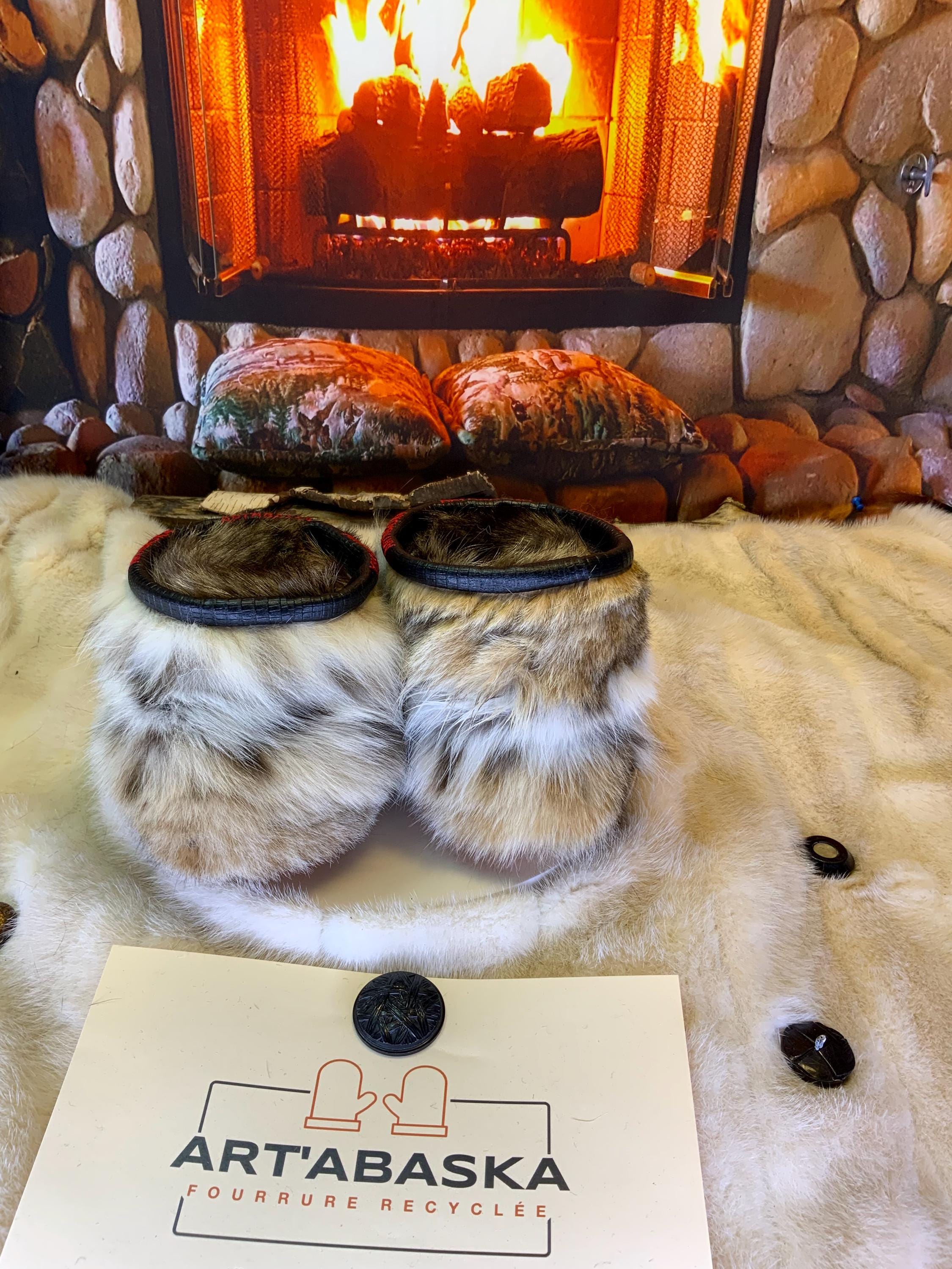 Mocassin d’intérieur homme Les Blandine – pointure 10 – cuir doré imprimé crocodile, vison & coyote recyclés – fait à la main au Québec