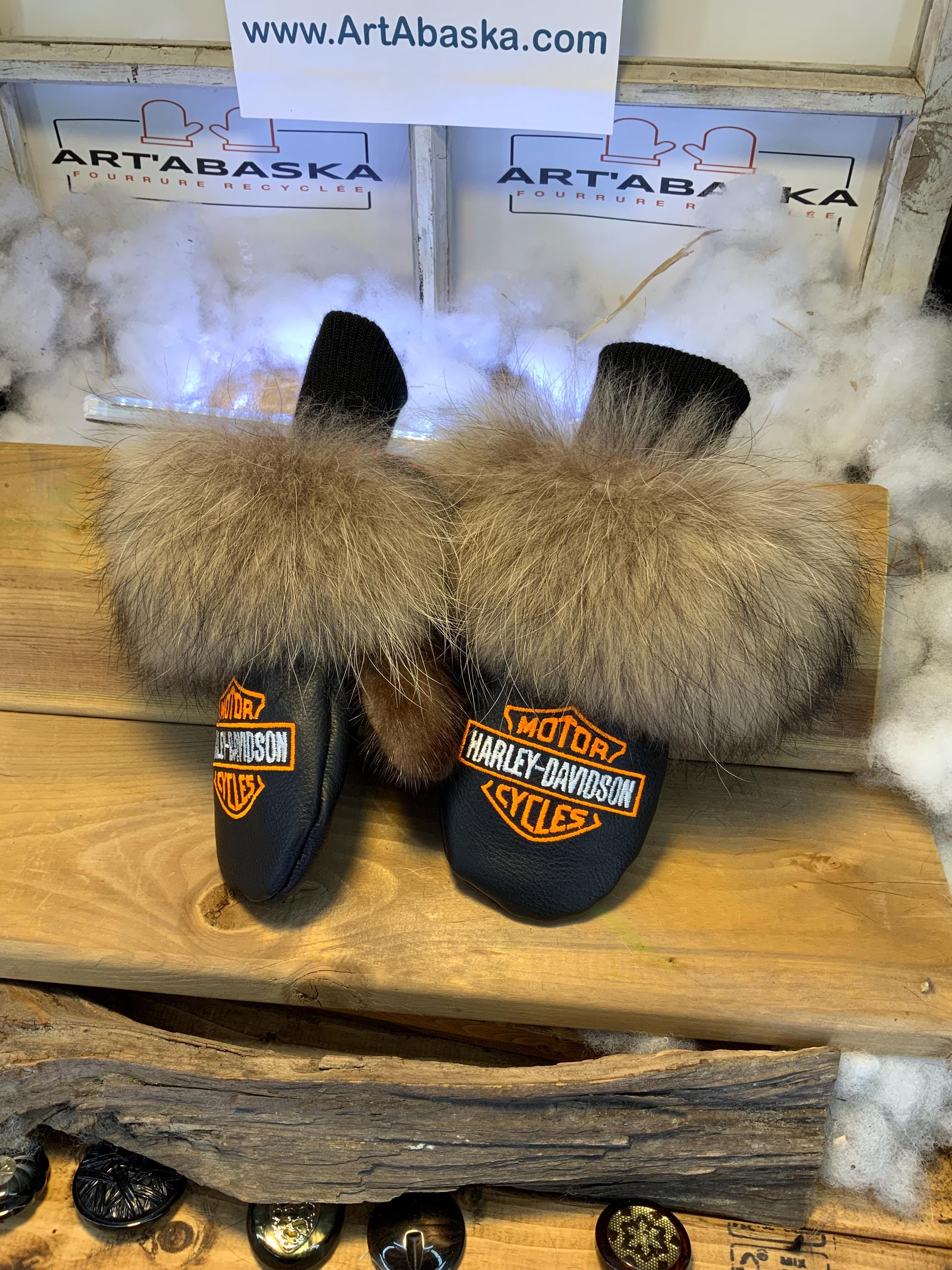 Mitaines de ville Harley-Davidson | Mitaines fourrure recyclée coyote & vison | Cuir brodé orange-blanc | Modèle Annette Small Québec
