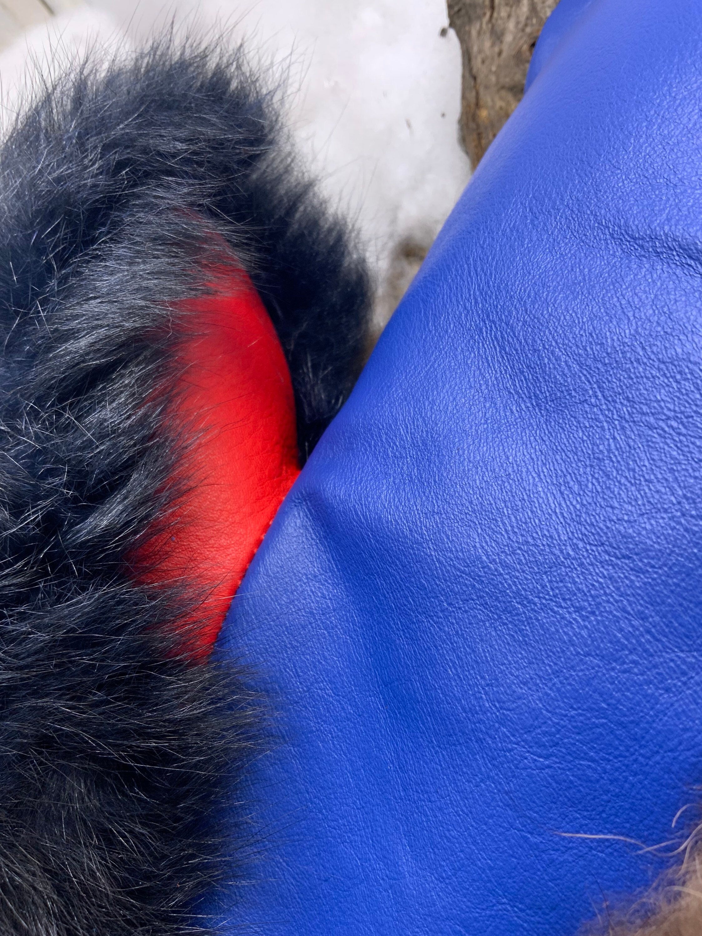 Mitaines Clementine Medium – Cuir bleu royal & rouge haut de gamme fourrures recyclées raton et opossum fait main Québec