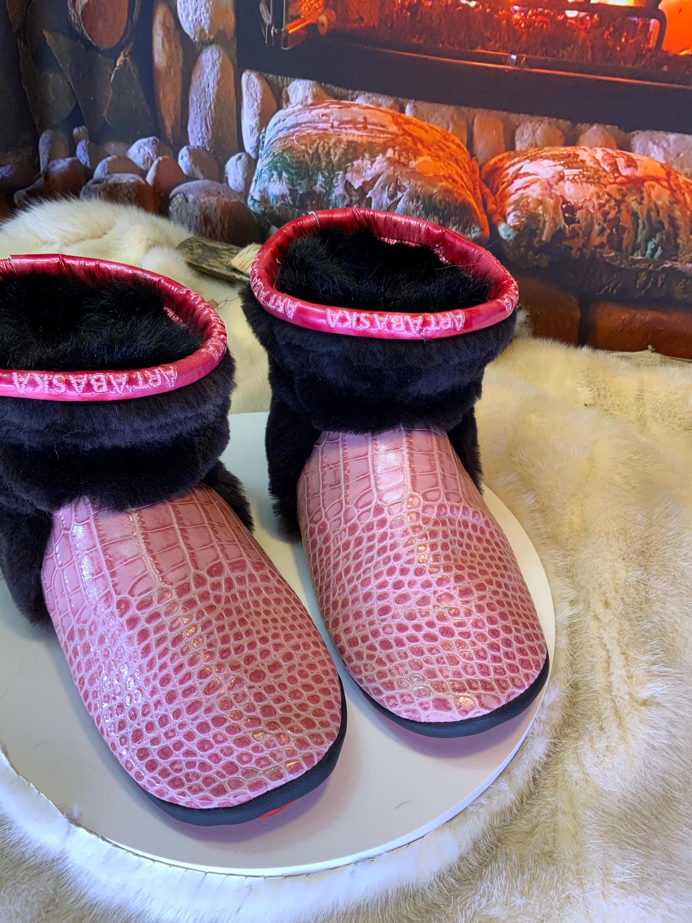 Mocassins d’intérieur Johanne 8 femme, cuir croco rose recyclé et castor rasé recyclé, faits à la main au Québec 💗✨